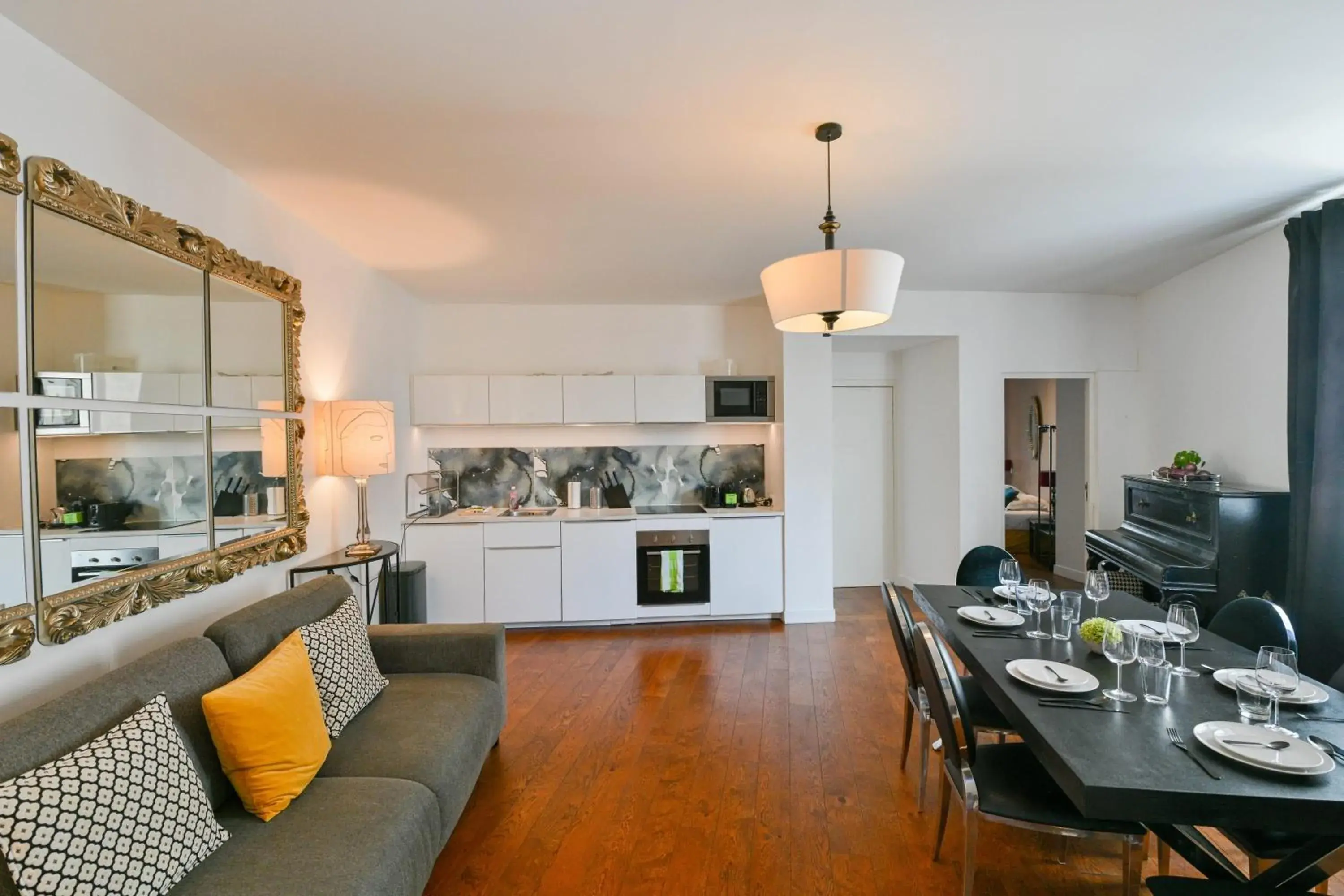 Huge and bright 4BD for 10 guests Sacre-Coeur Huge and bright 4BD for 10 guests Sacre-Coeur