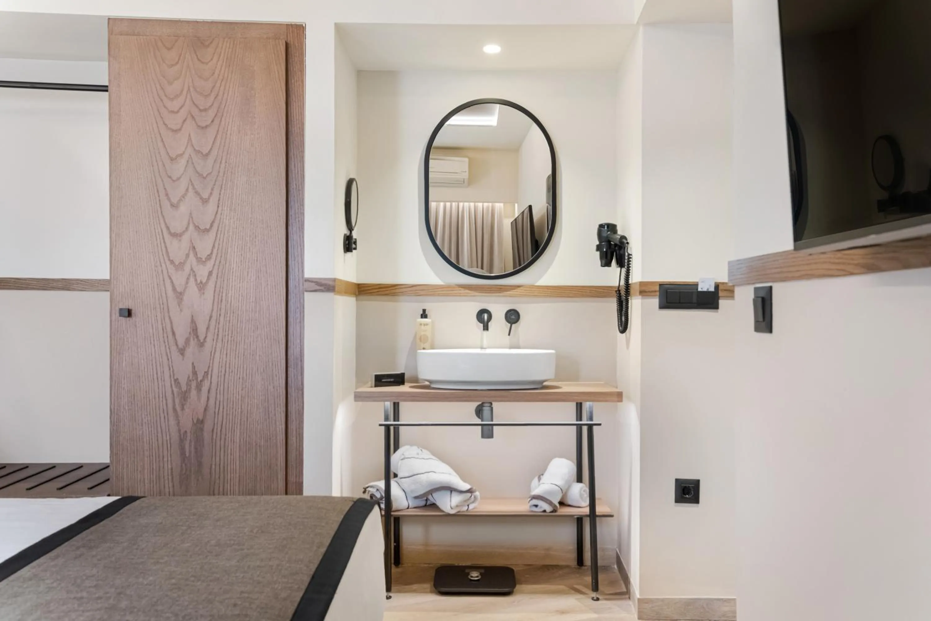 TV and multimedia, Bed in Capsis Astoria Heraklion