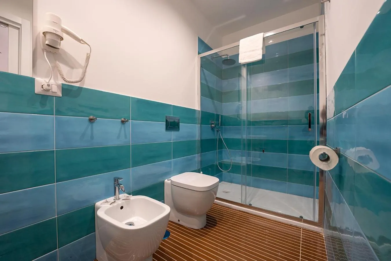 Shower in P.C. Boutique H. LifeStyle, Napoli Centro, by ClaPa Group Dislocated Hospitality