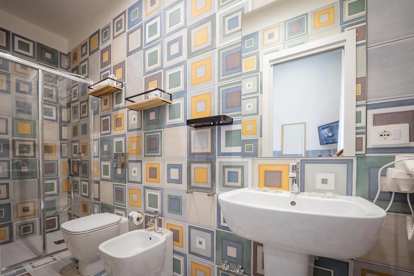 Shower in P.C. Boutique H. LifeStyle, Napoli Centro, by ClaPa Group Dislocated Hospitality