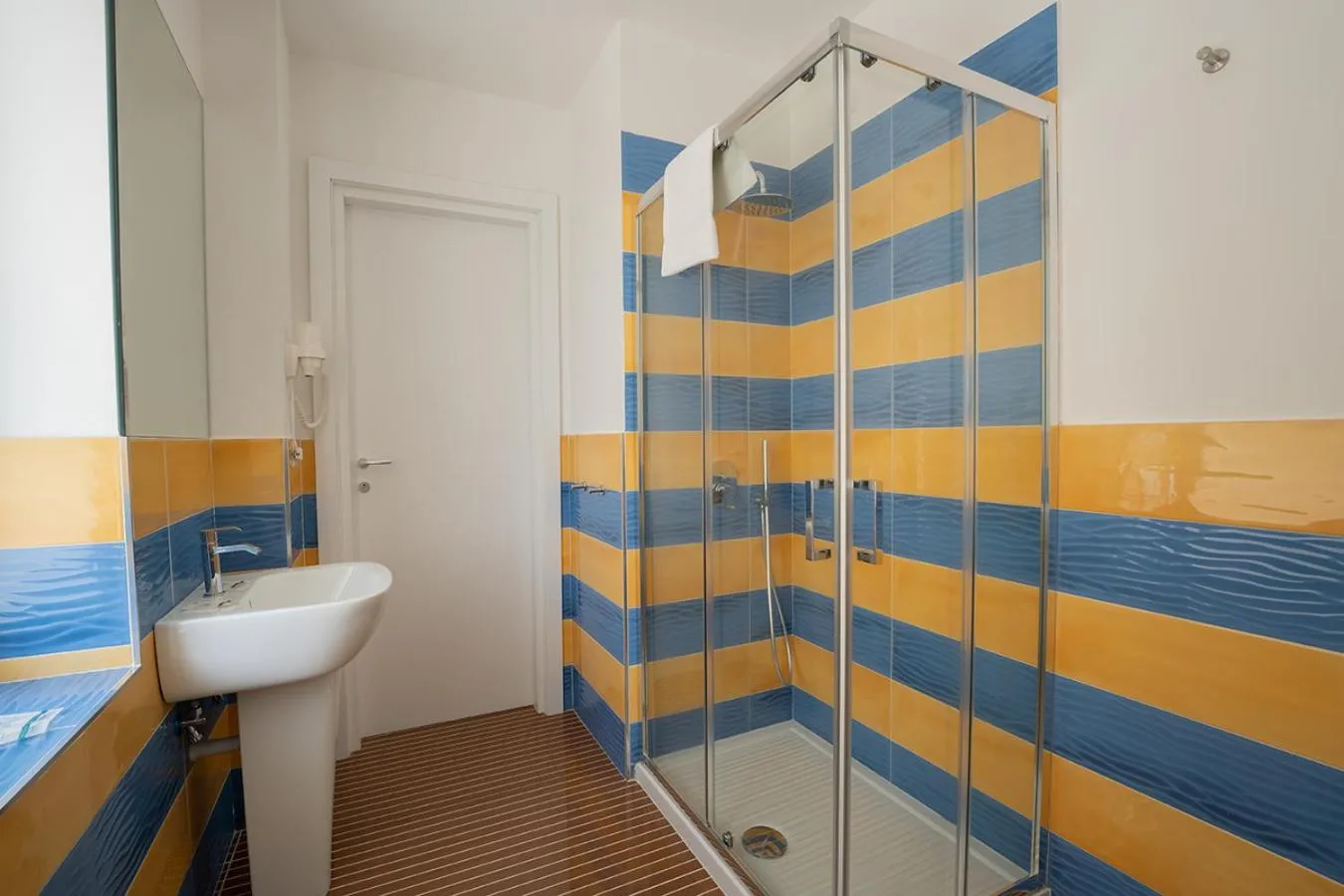 Shower in P.C. Boutique H. LifeStyle, Napoli Centro, by ClaPa Group Dislocated Hospitality