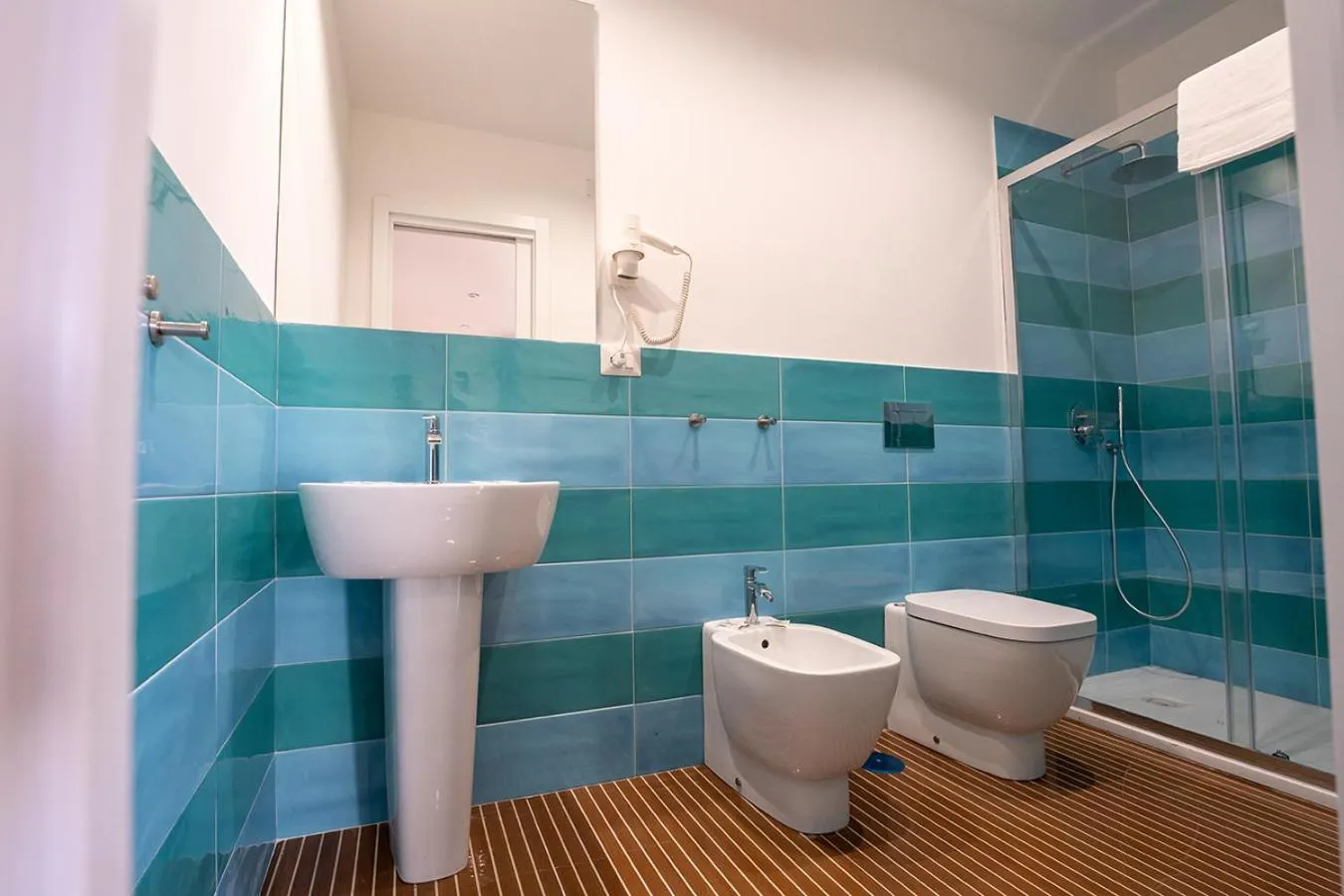 Shower in P.C. Boutique H. LifeStyle, Napoli Centro, by ClaPa Group Dislocated Hospitality