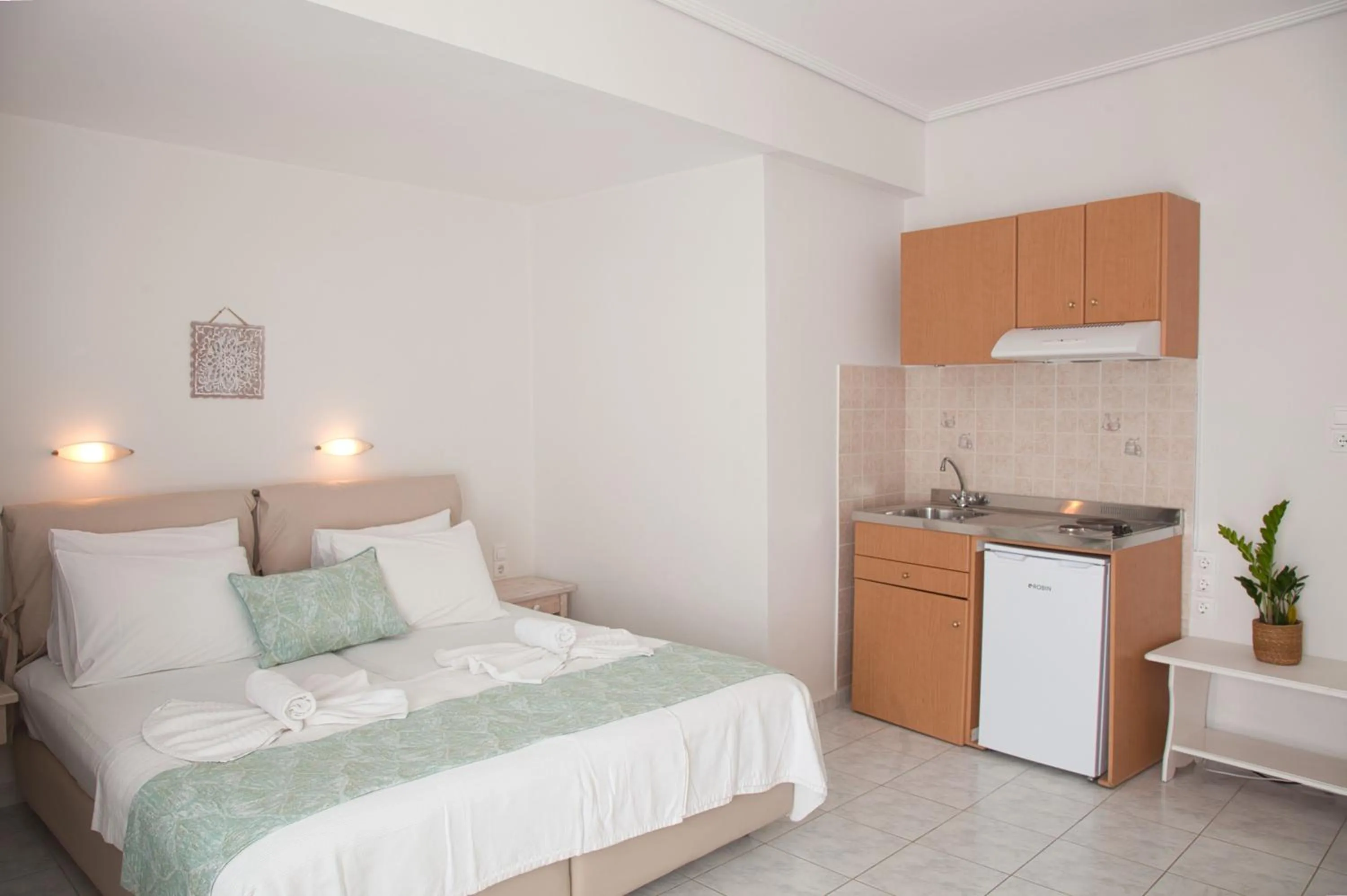 Kitchen or kitchenette, Bed in The Milos