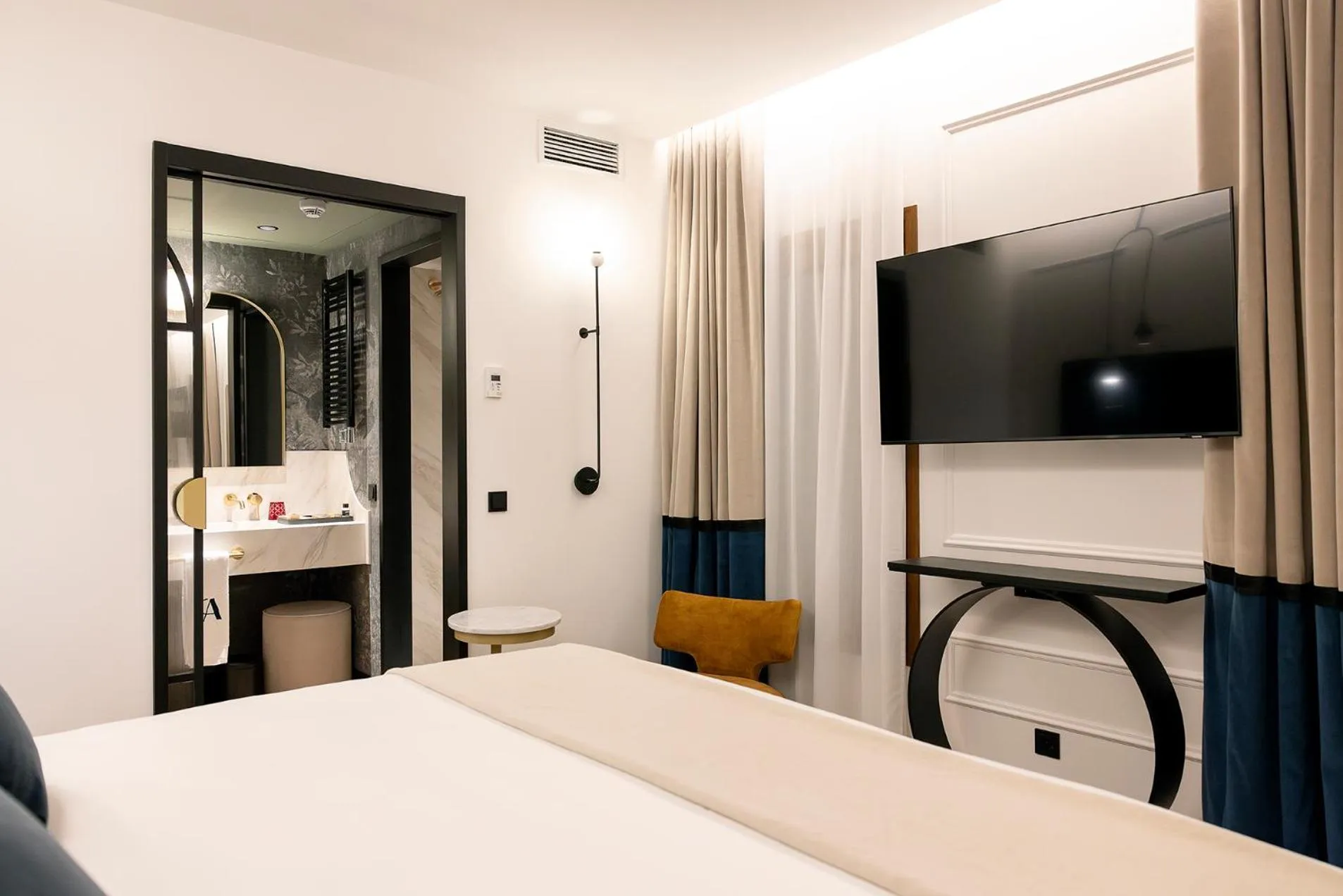 Bathroom, Bed in Palacio Arriluce Hotel - The Leading Hotels of the World