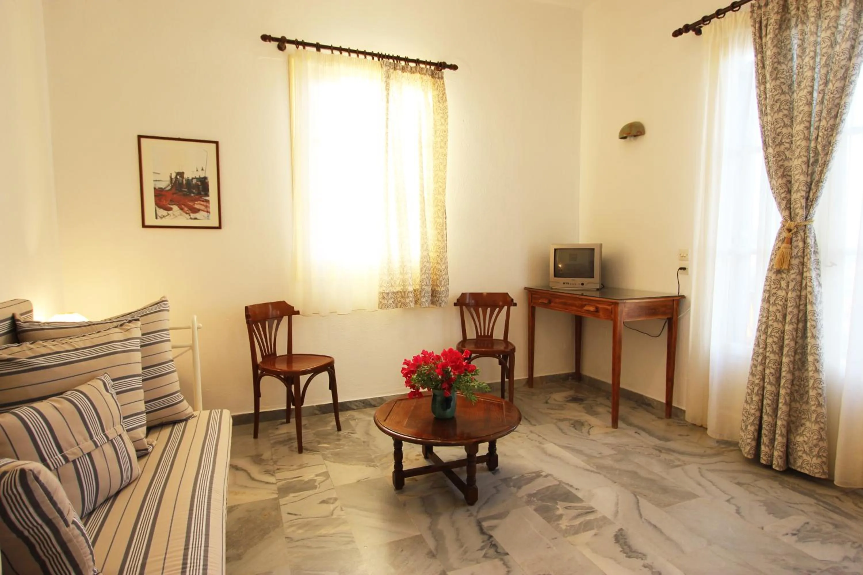 Communal lounge/ TV room in Hotel Swiss Home