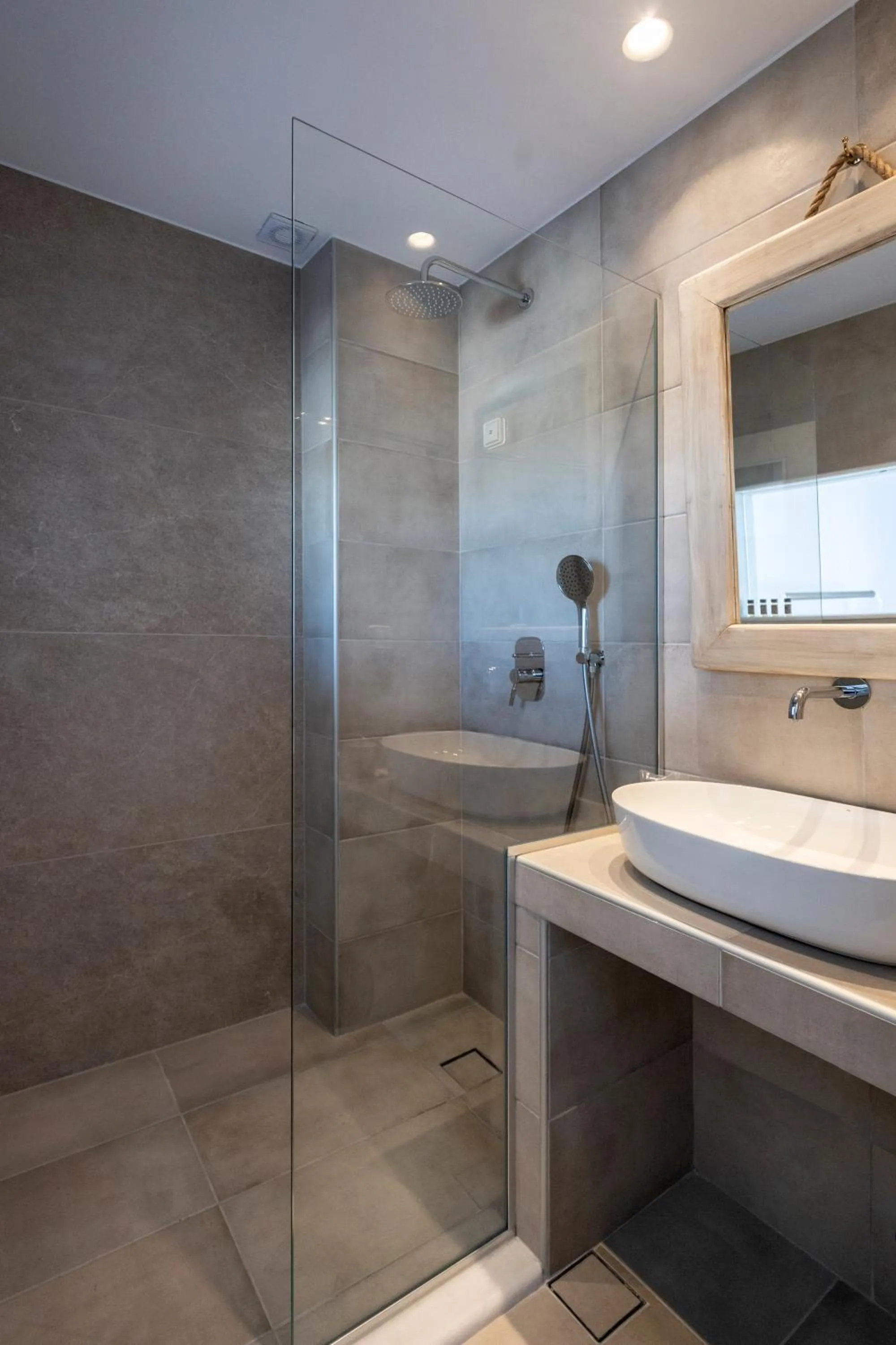 Shower in Hotel Swiss Home