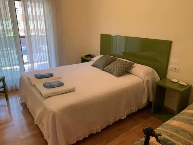 Photo of the whole room, Bed in Logroño: Piso con Garaje y Piscina.