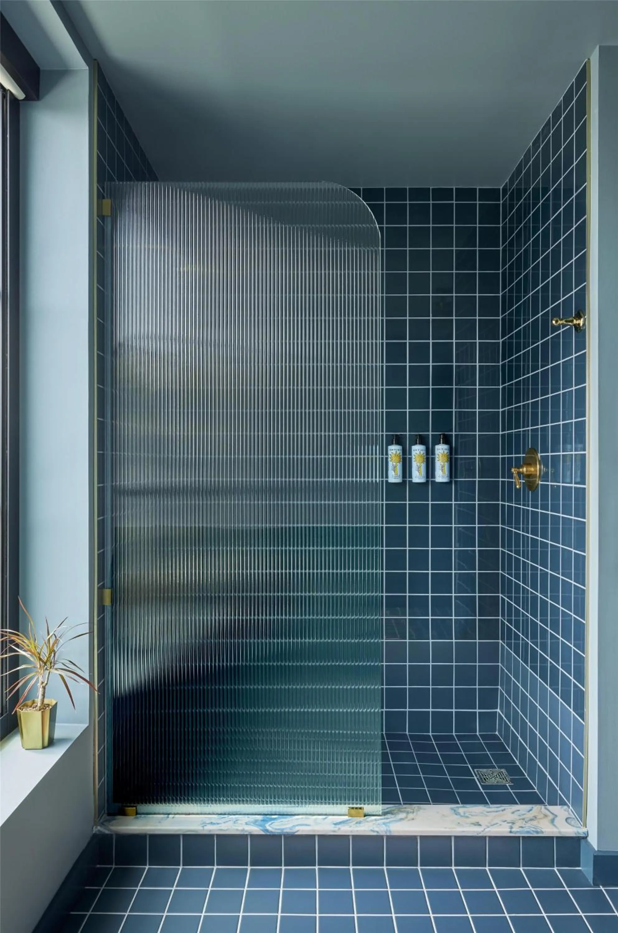 Bathroom in Hotel Genevieve, part of JdV by Hyatt