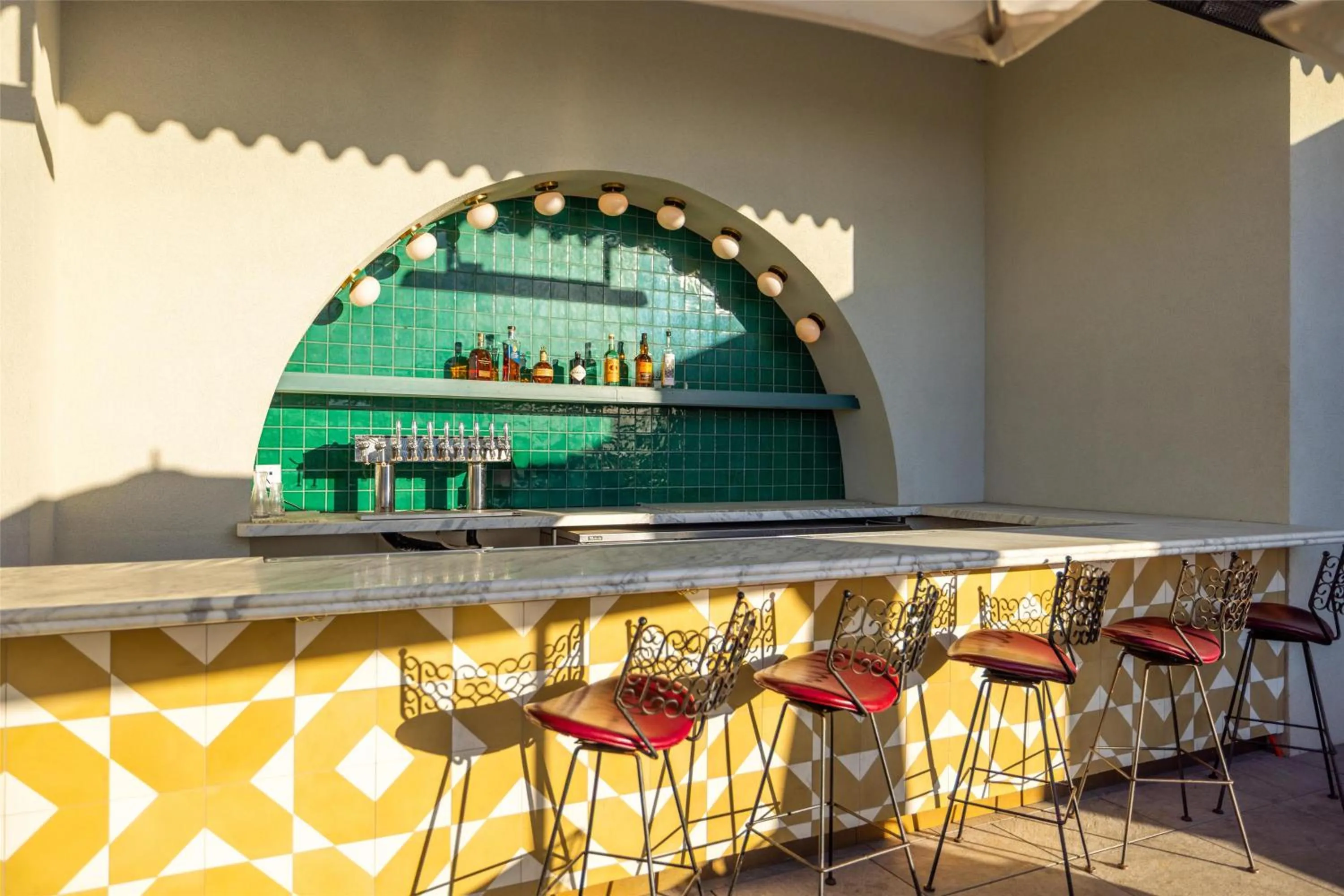 Lounge or bar in Hotel Genevieve, part of JdV by Hyatt