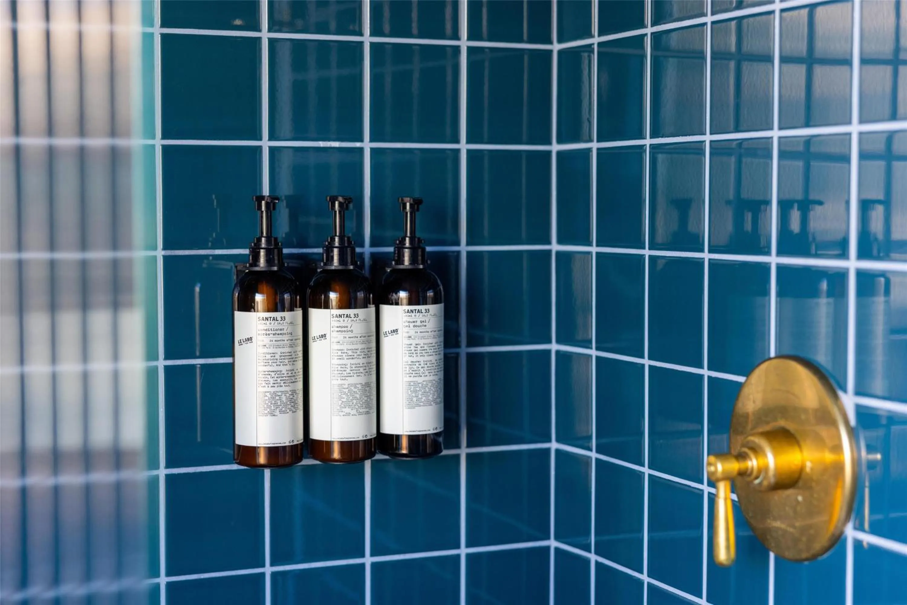 Bathroom in Hotel Genevieve, part of JdV by Hyatt