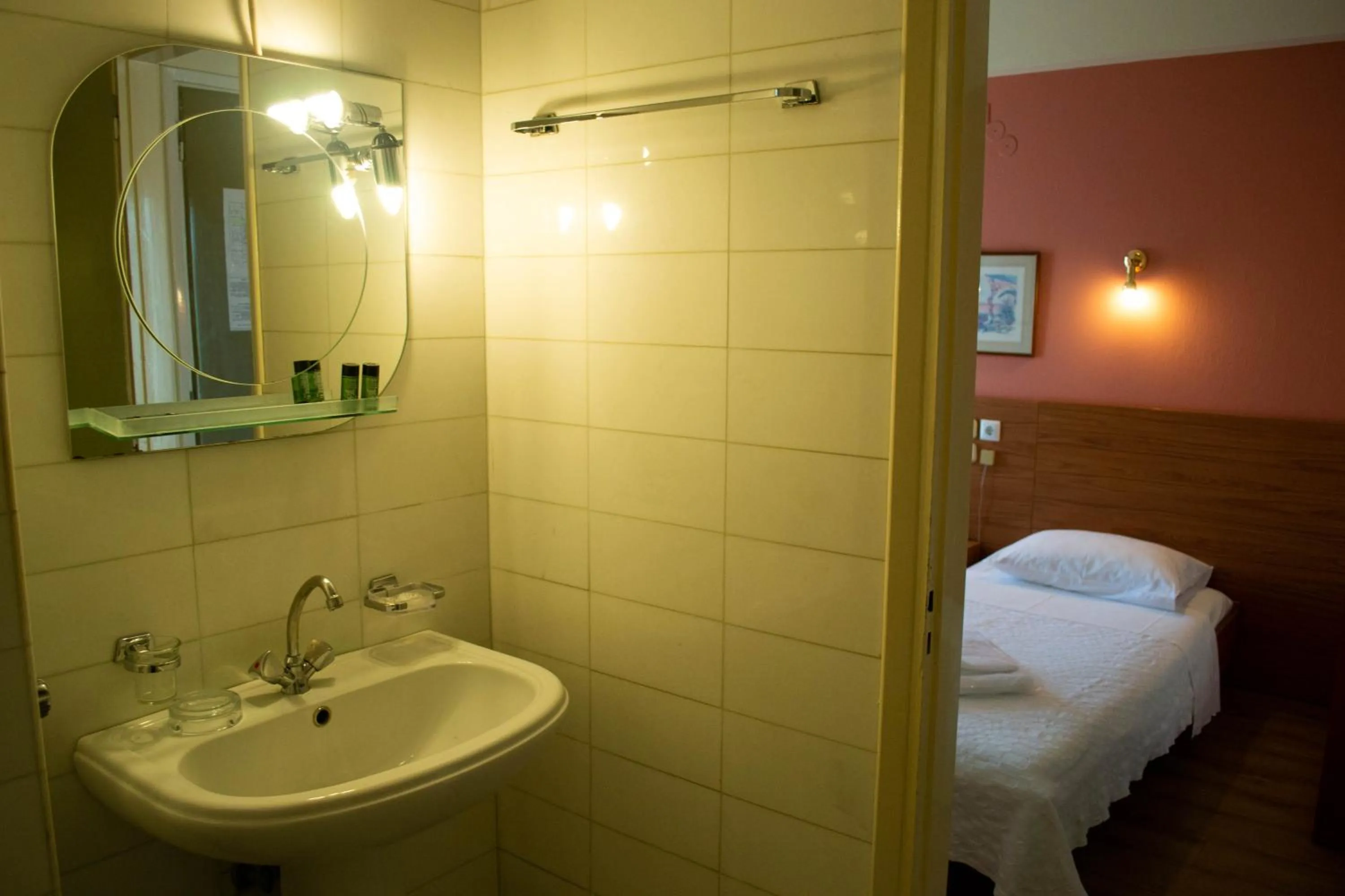 Bathroom, Bed in Egnatia Hotel