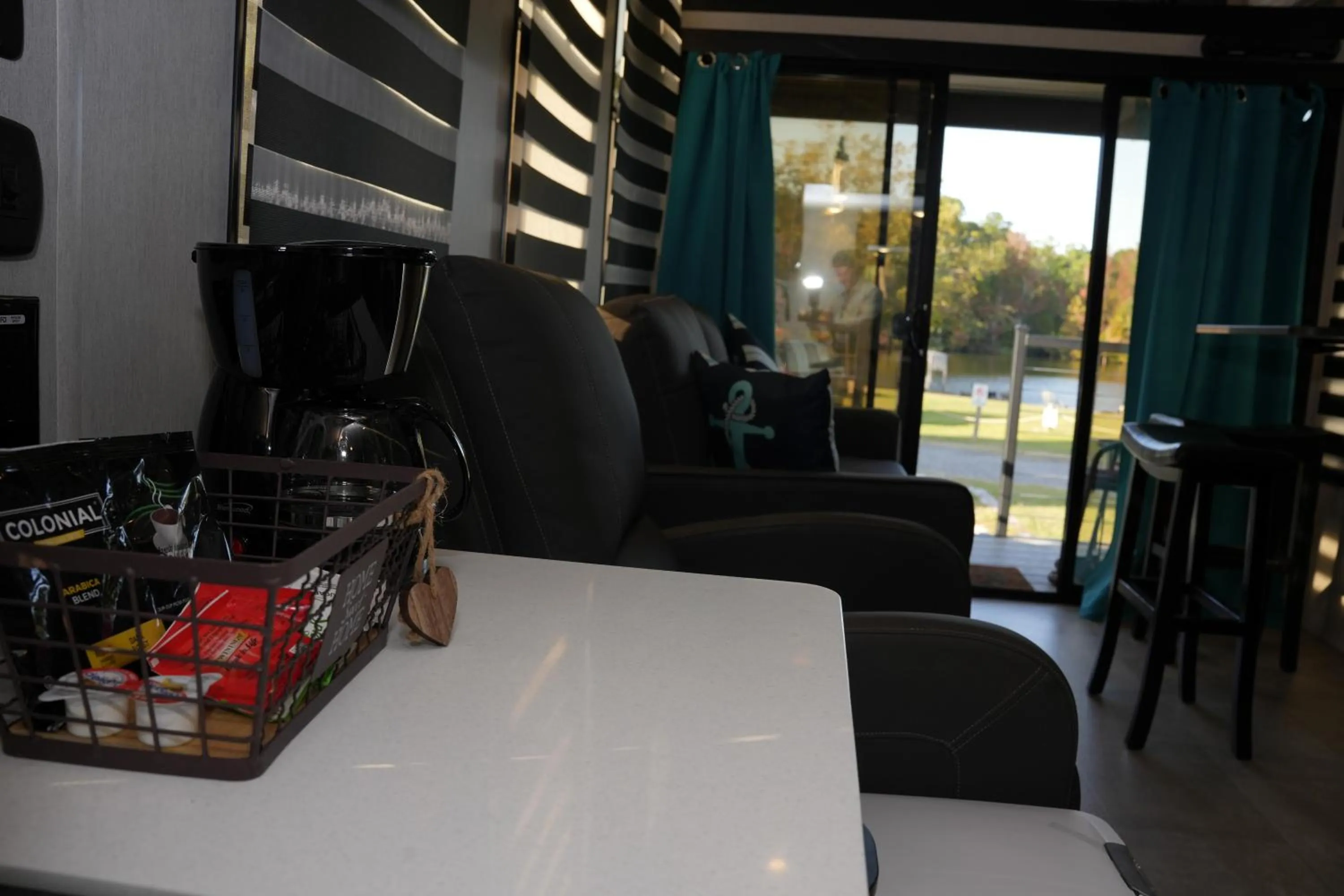 Coffee/tea facilities in Bells Marina & Fishing Resort - Santee Lake Marion by I95 - Family Adventure, Pets on Request!