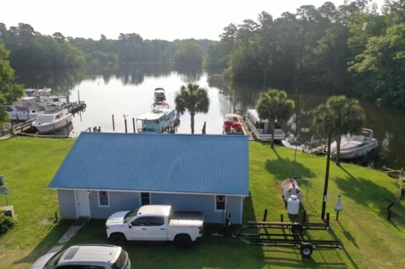 Property building in Bells Marina & Fishing Resort - Santee Lake Marion by I95 - Family Adventure, Pets on Request!