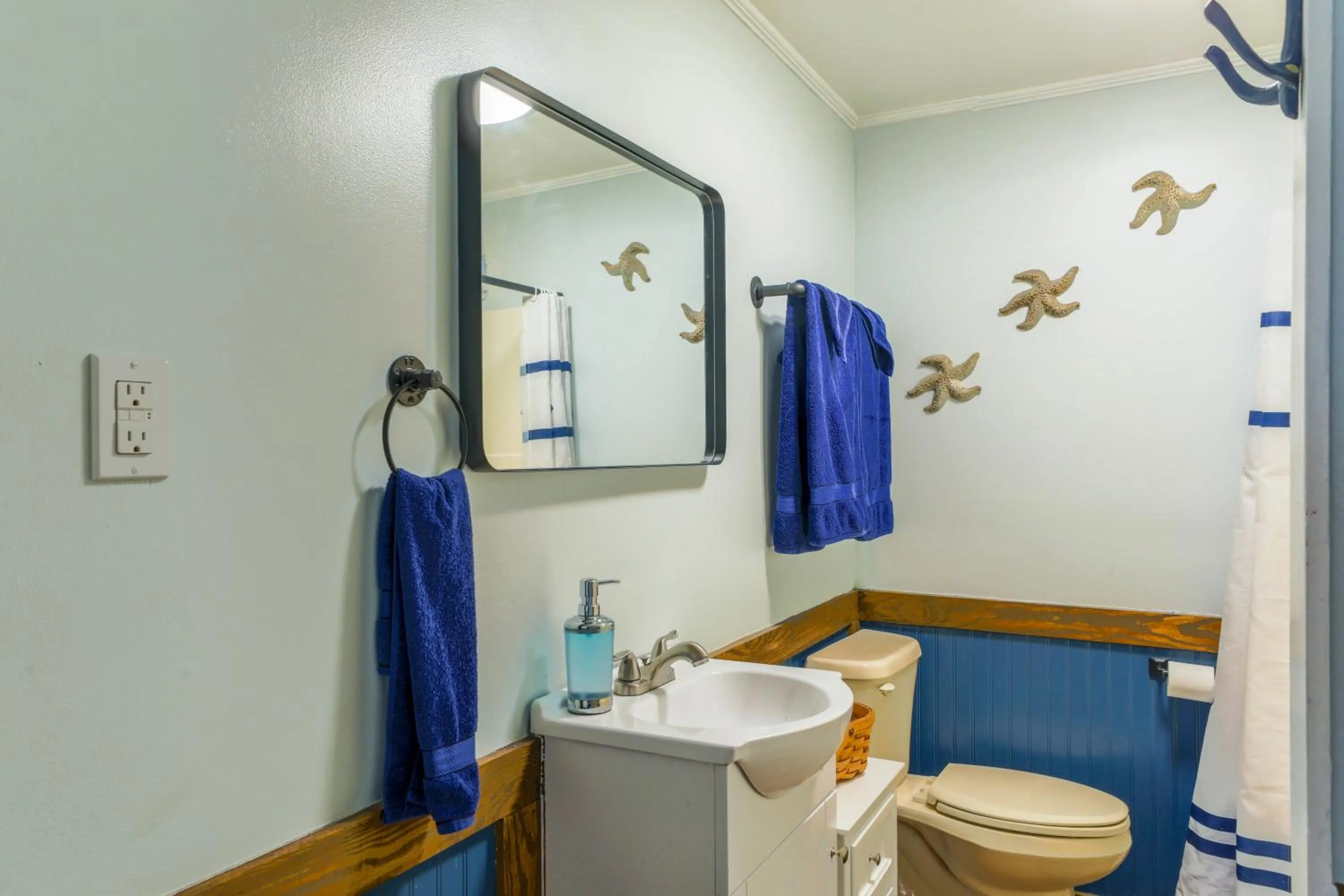Bathroom in Bells Marina & Fishing Resort - Santee Lake Marion by I95 - Family Adventure, Pets on Request!