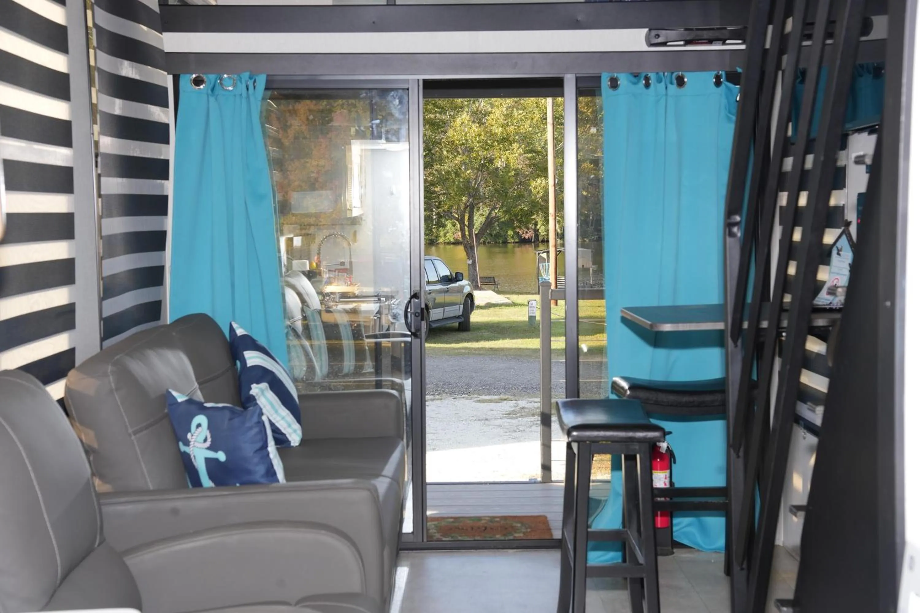 Living room in Bells Marina & Fishing Resort - Santee Lake Marion by I95 - Family Adventure, Pets on Request!