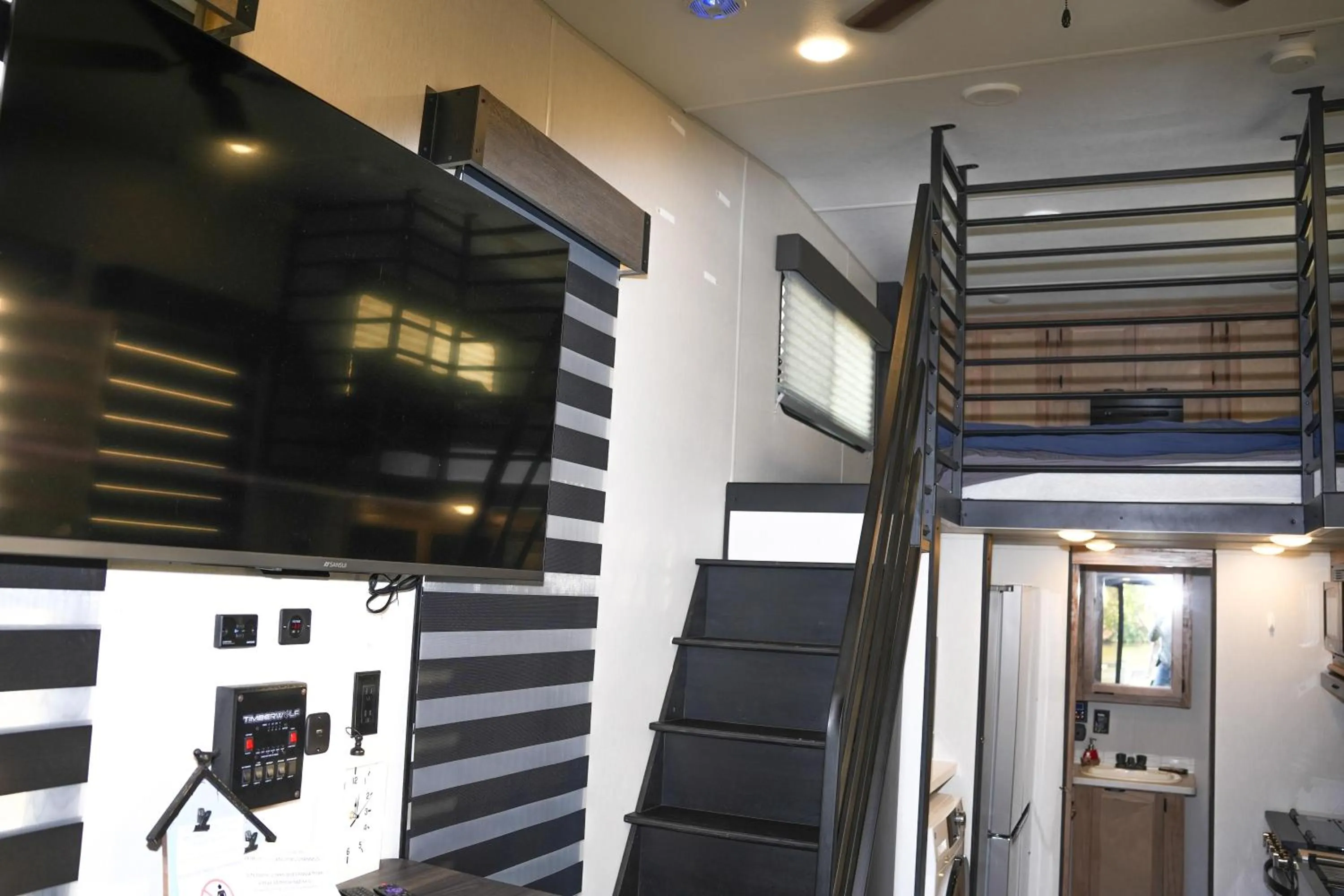 Communal lounge/ TV room in Bells Marina & Fishing Resort - Santee Lake Marion by I95 - Family Adventure, Pets on Request!