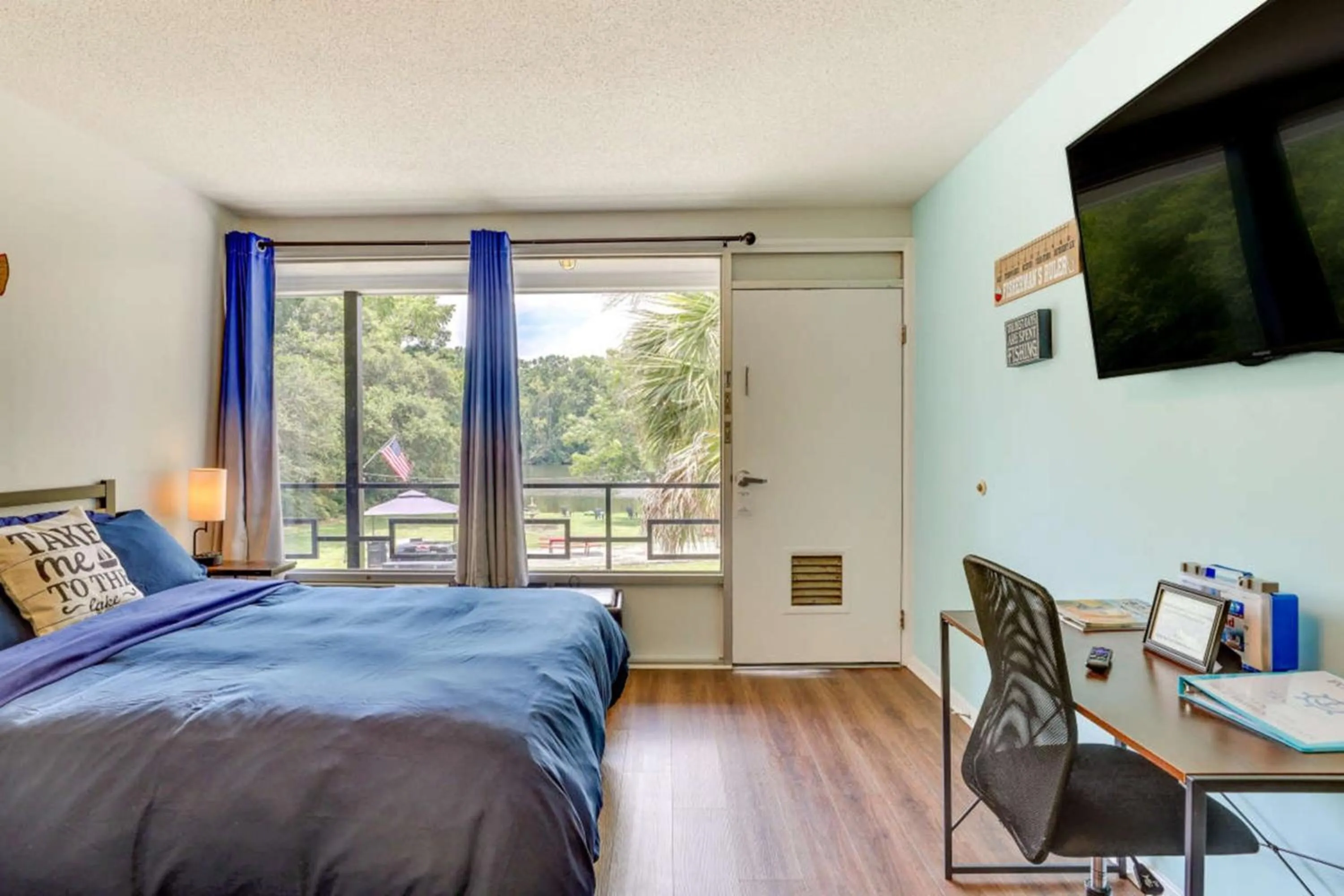 Bed in Bells Marina & Fishing Resort - Santee Lake Marion by I95 - Family Adventure, Pets on Request!