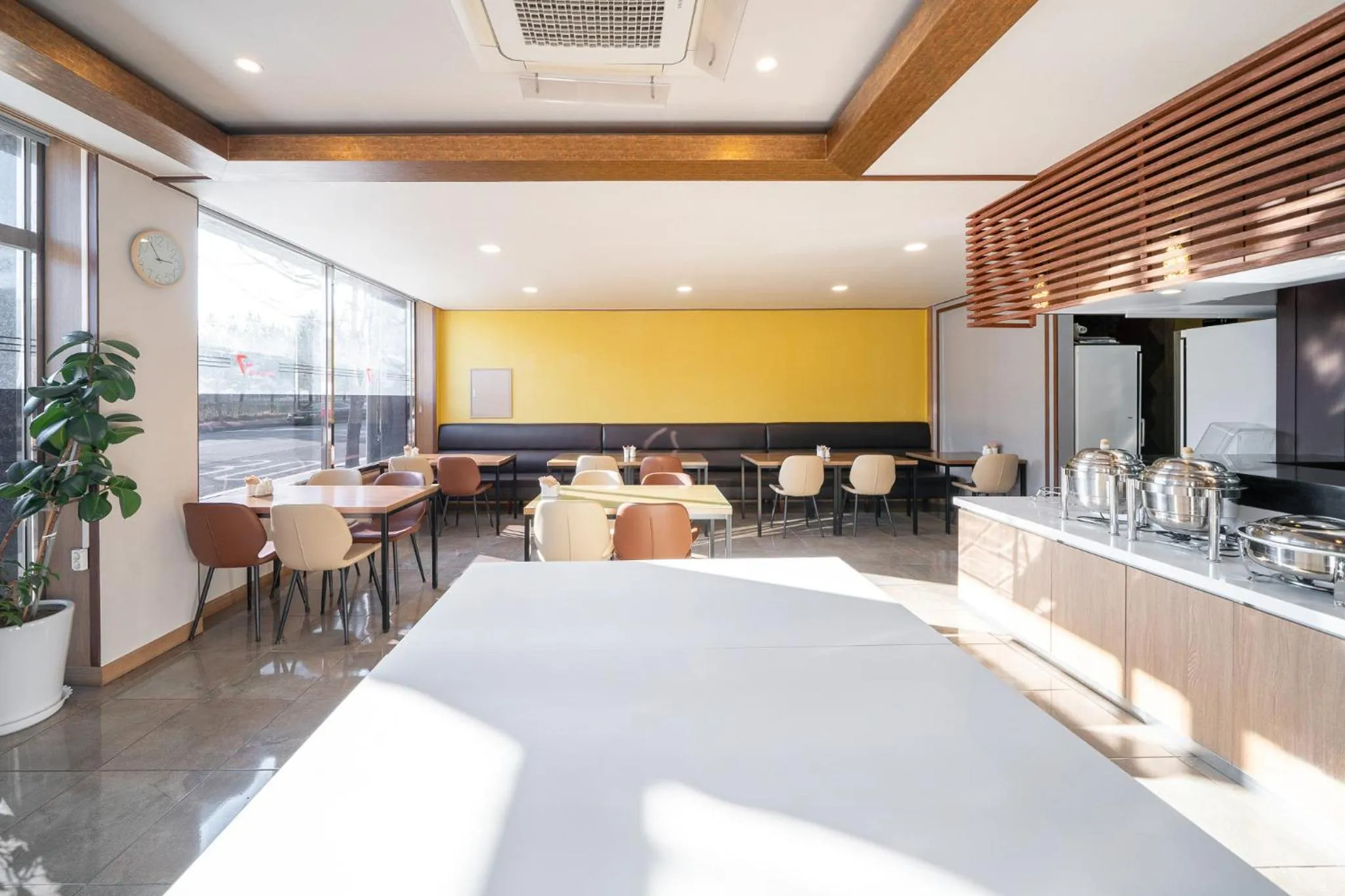 Restaurant/places to eat in The 7 Business Hotel