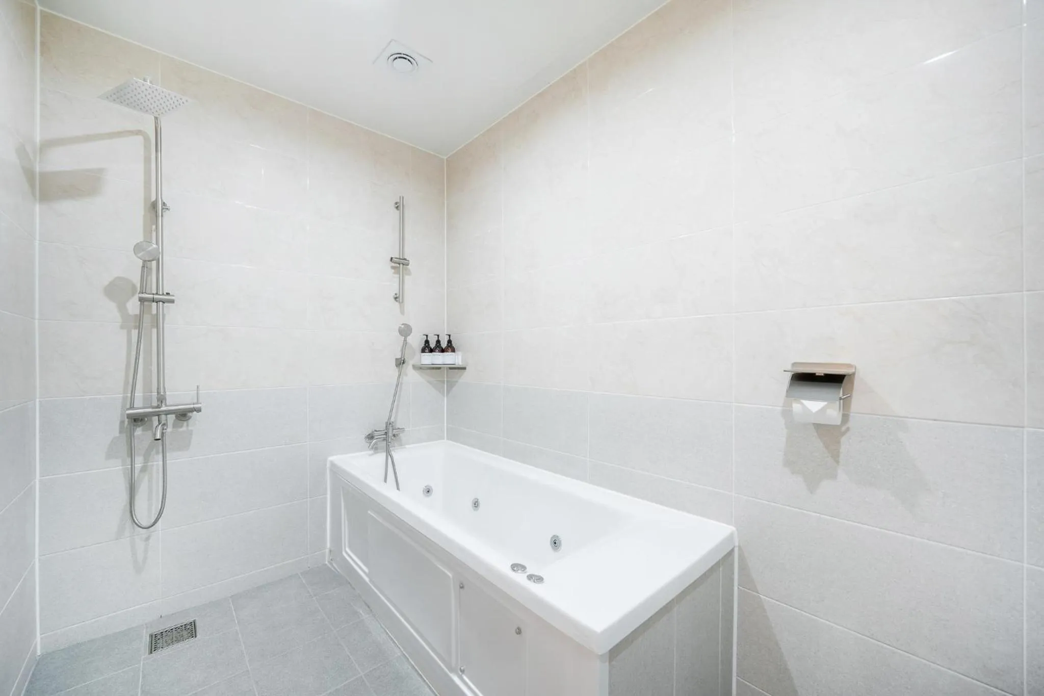 Bath in The 7 Business Hotel