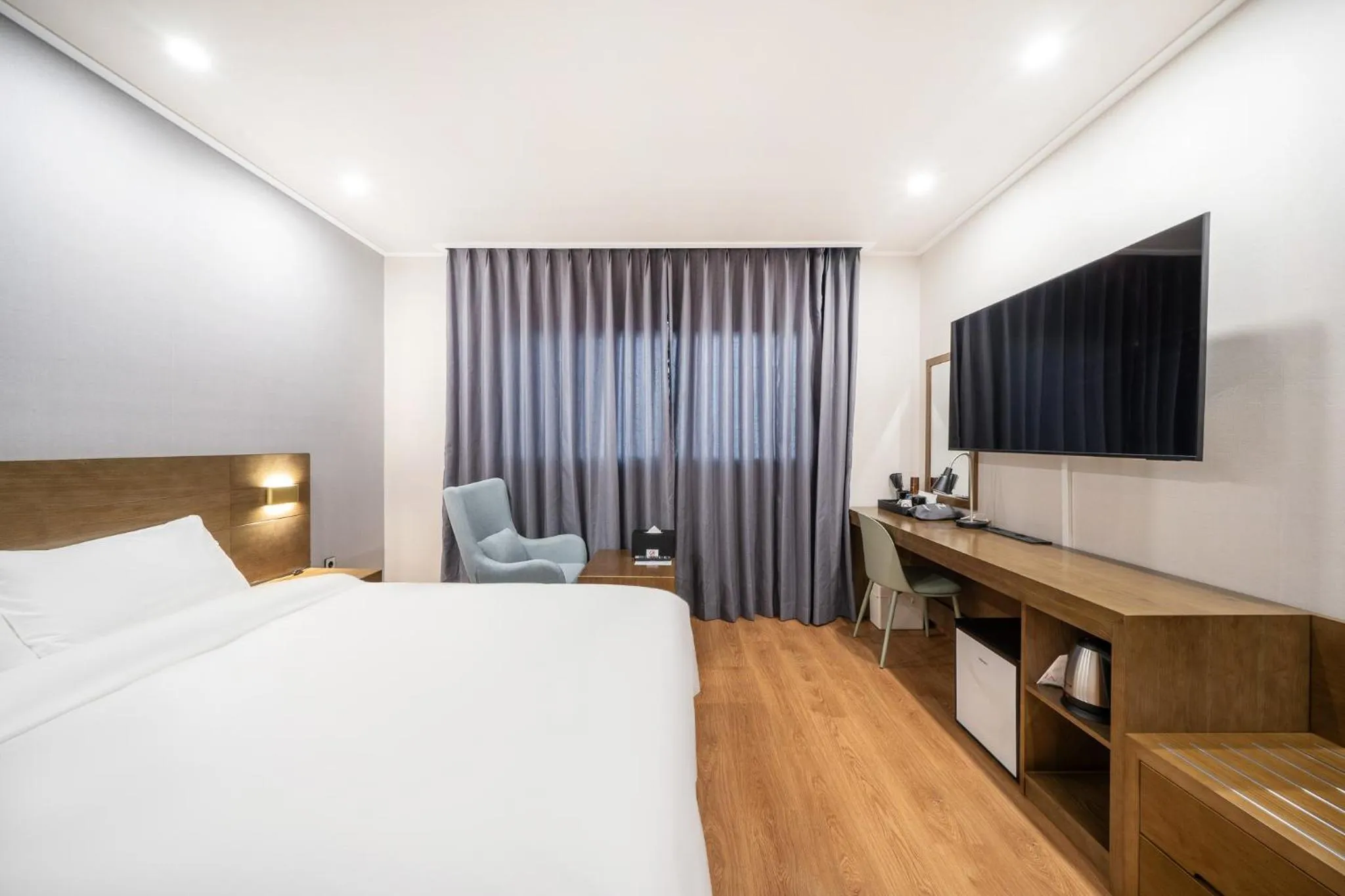 Photo of the whole room, Bed in The 7 Business Hotel