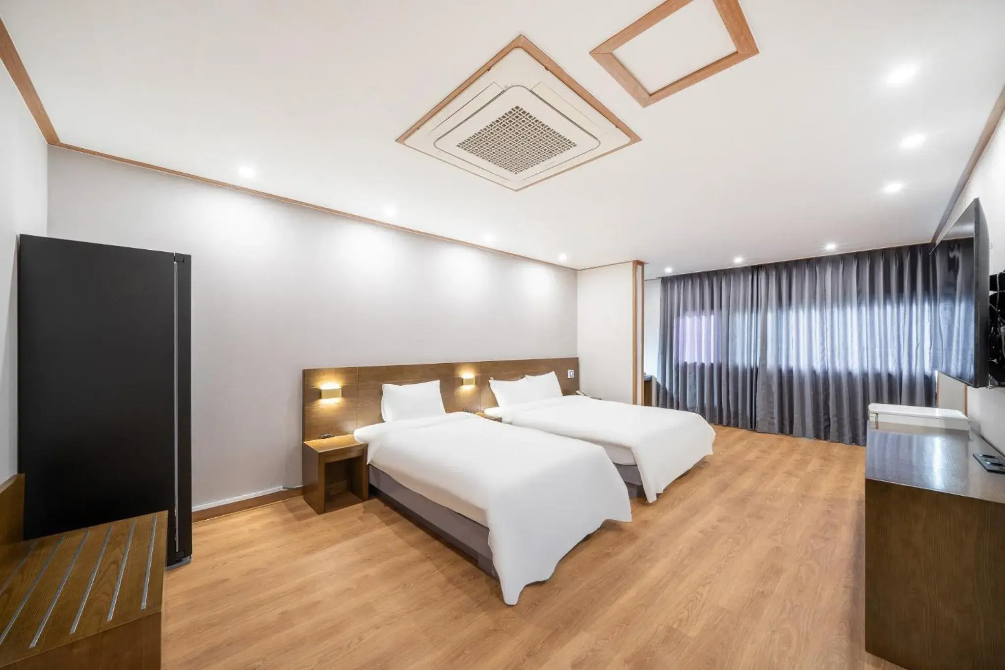 Junior Suite with Mountain View in The 7 Business Hotel Junior Suite with Mountain View in The 7 Business Hotel