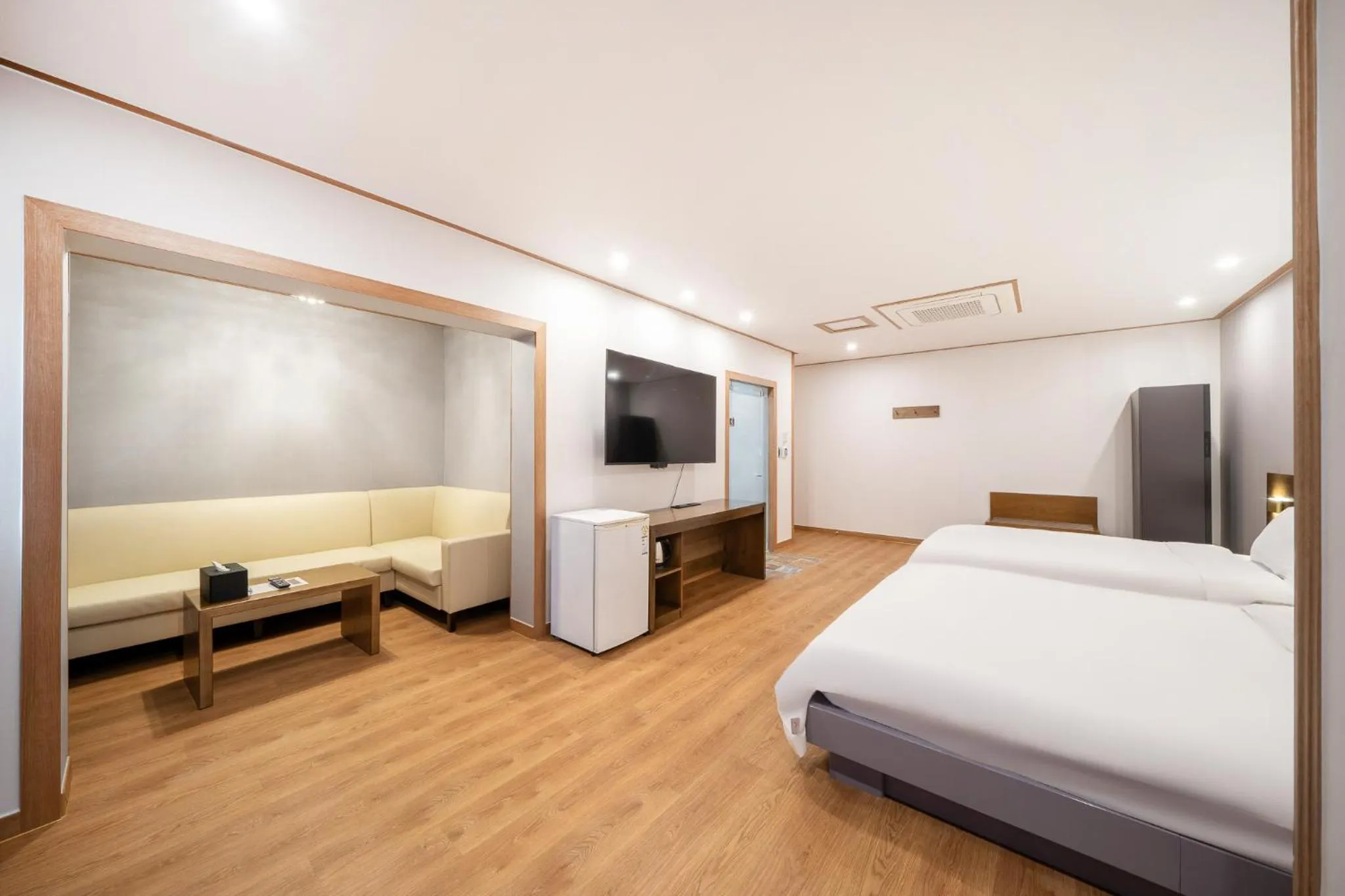 View (from property/room), Bed in The 7 Business Hotel