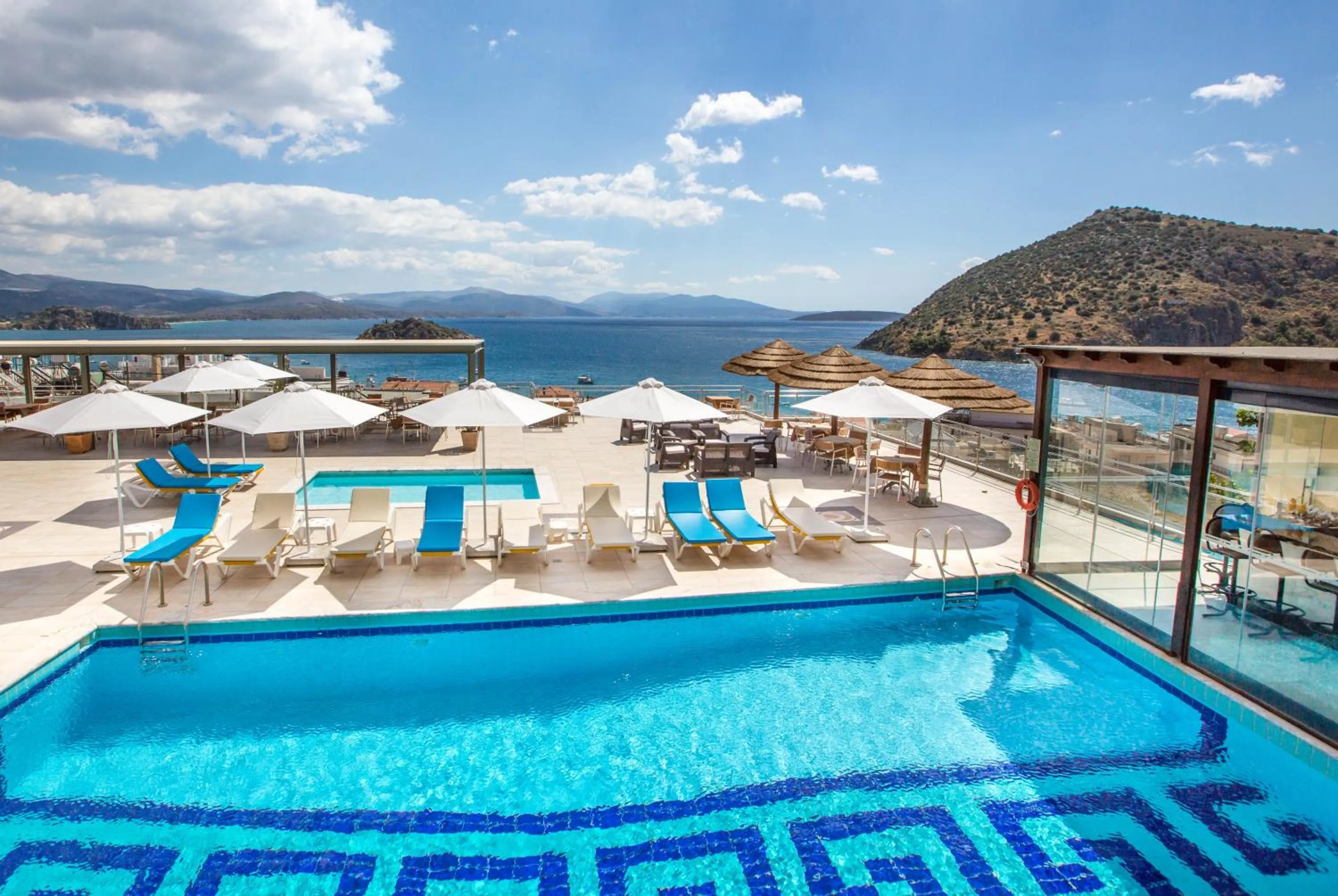 Pool view in JOHN & GEORGE