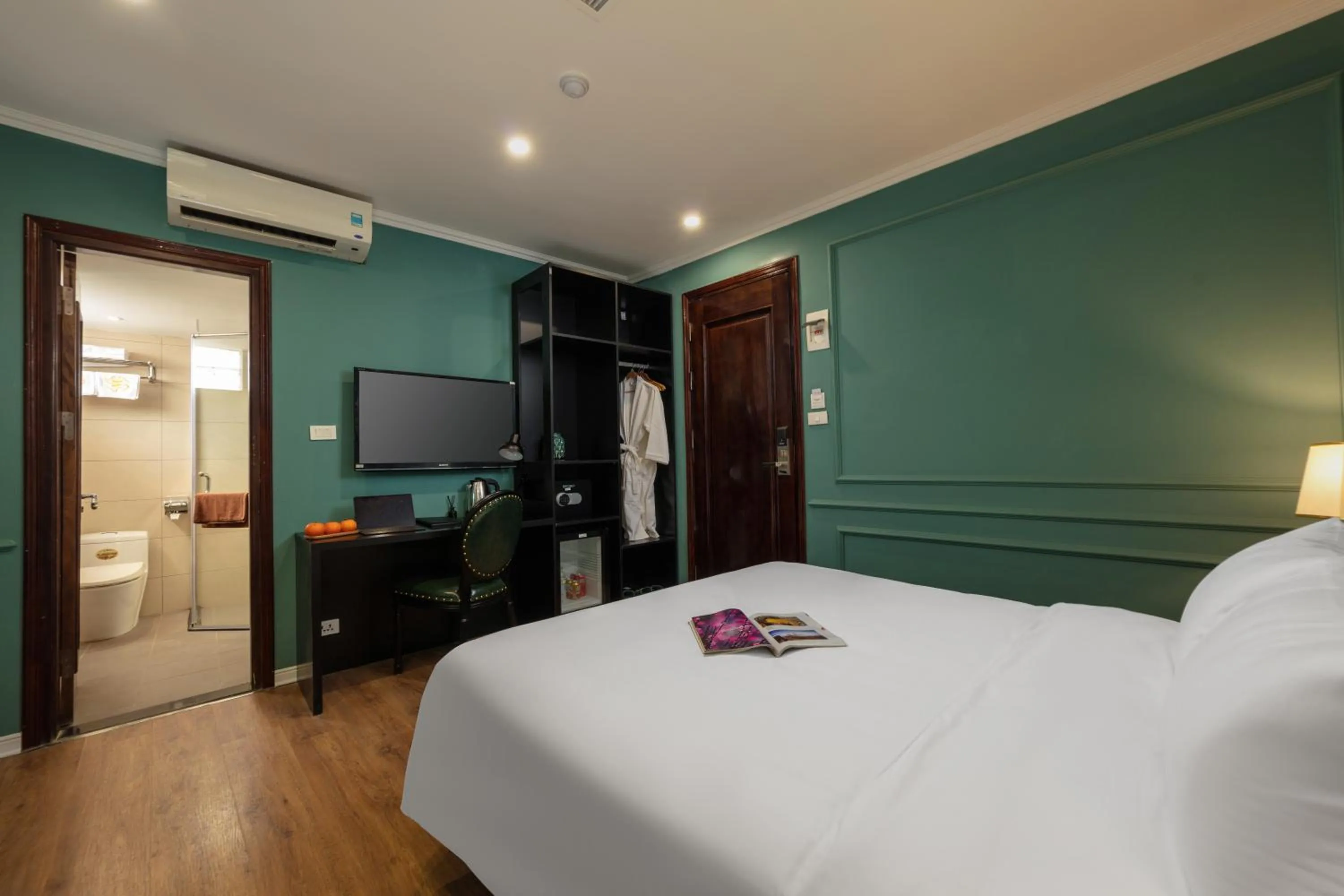Bedroom, Bed in Madelise Palace Hotel & Travel