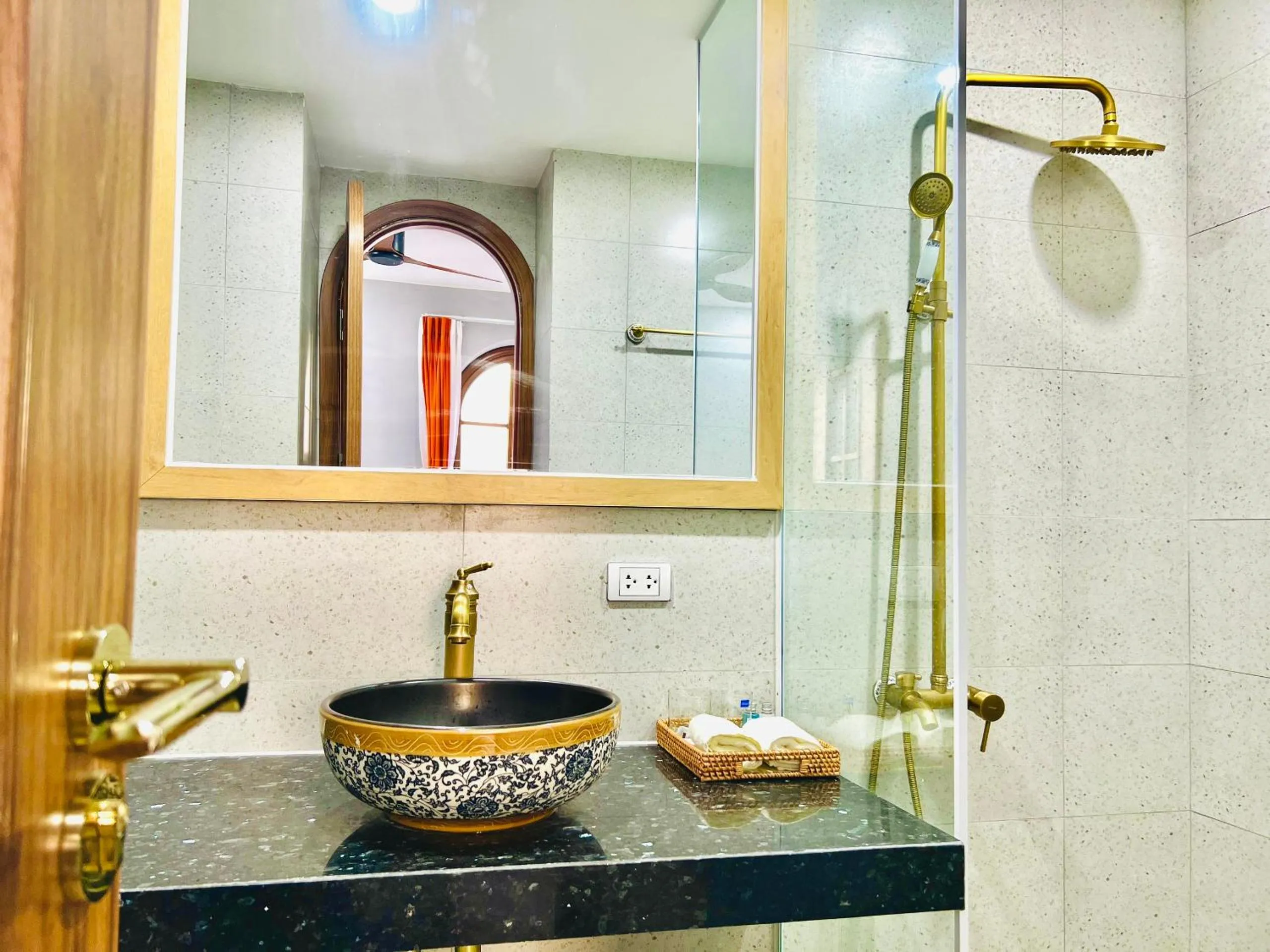 Shower in Rova Hotel Phú Quốc