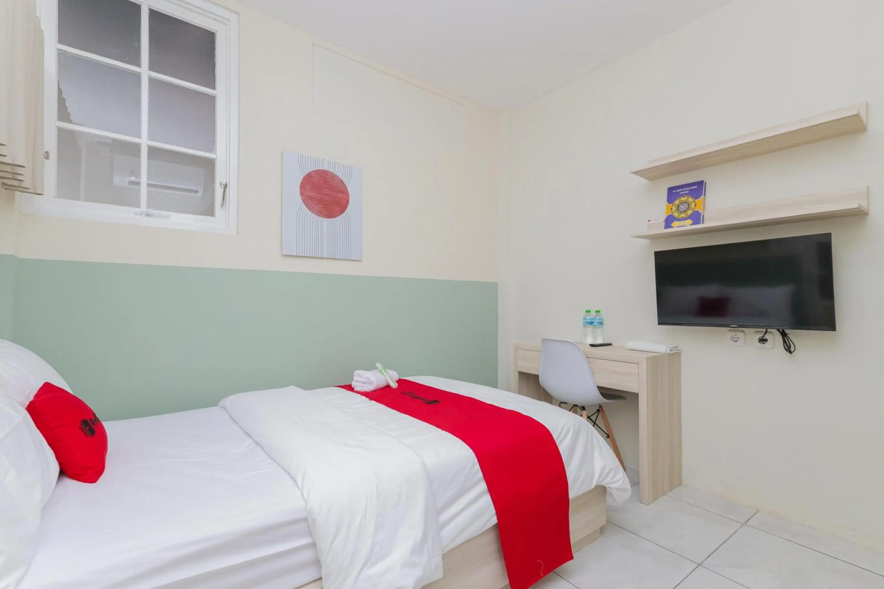 Bedroom, Bed in RedDoorz Syariah near GOR Bung Karno Nganjuk