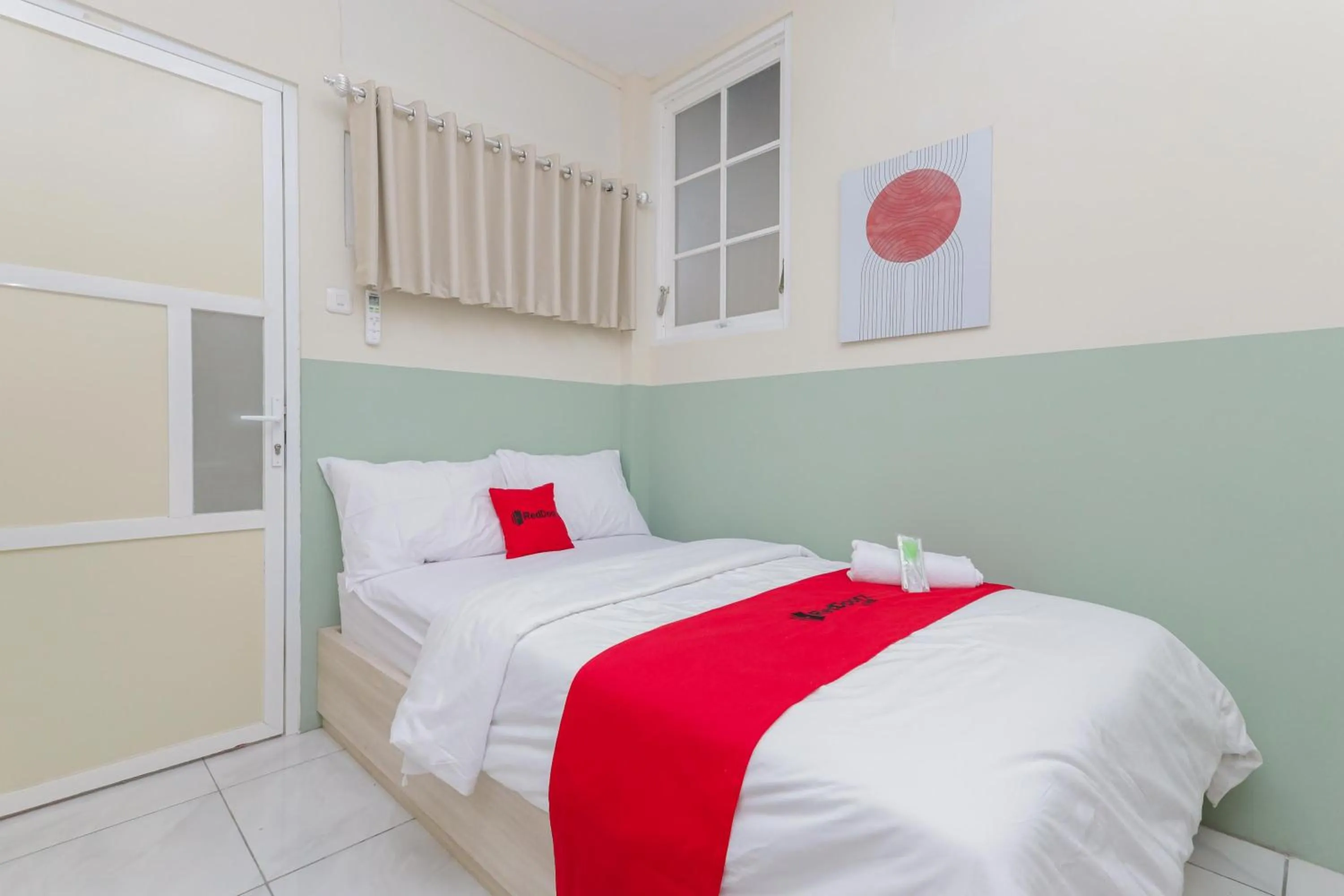 Bedroom, Bed in RedDoorz Syariah near GOR Bung Karno Nganjuk