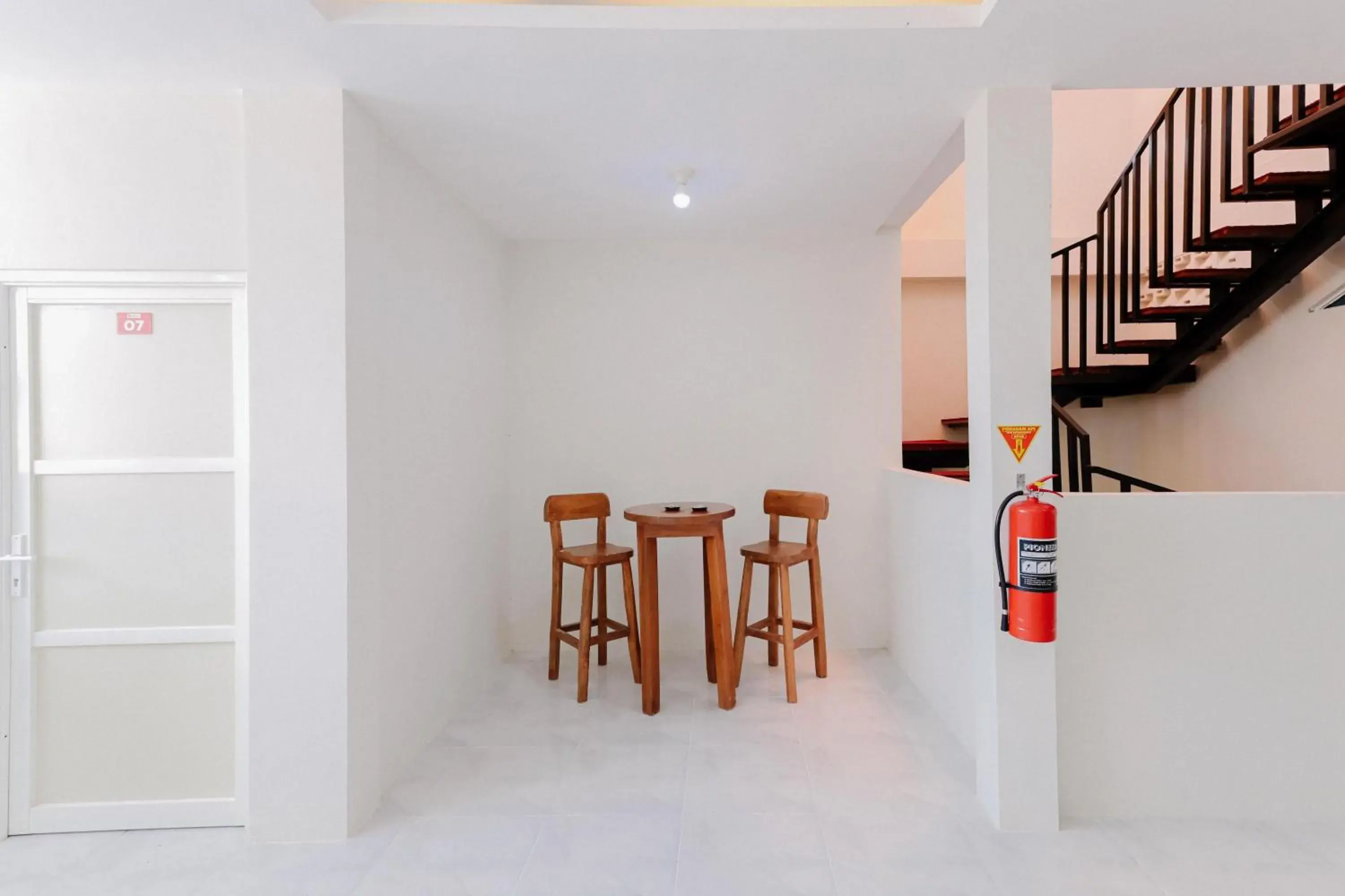 Living room in RedDoorz Syariah near GOR Bung Karno Nganjuk Living room in RedDoorz Syariah near GOR Bung Karno Nganjuk