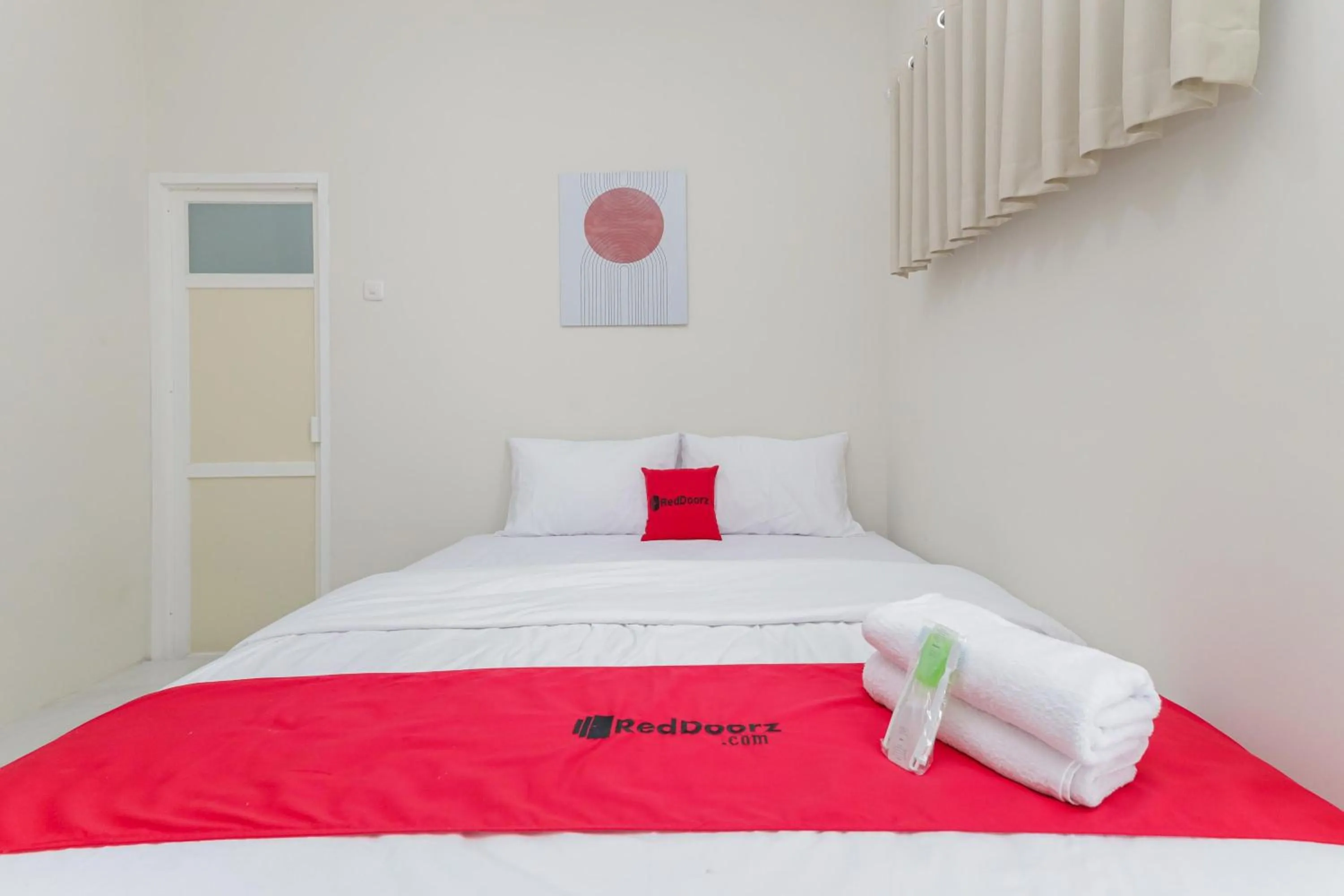 Bedroom, Bed in RedDoorz Syariah near GOR Bung Karno Nganjuk