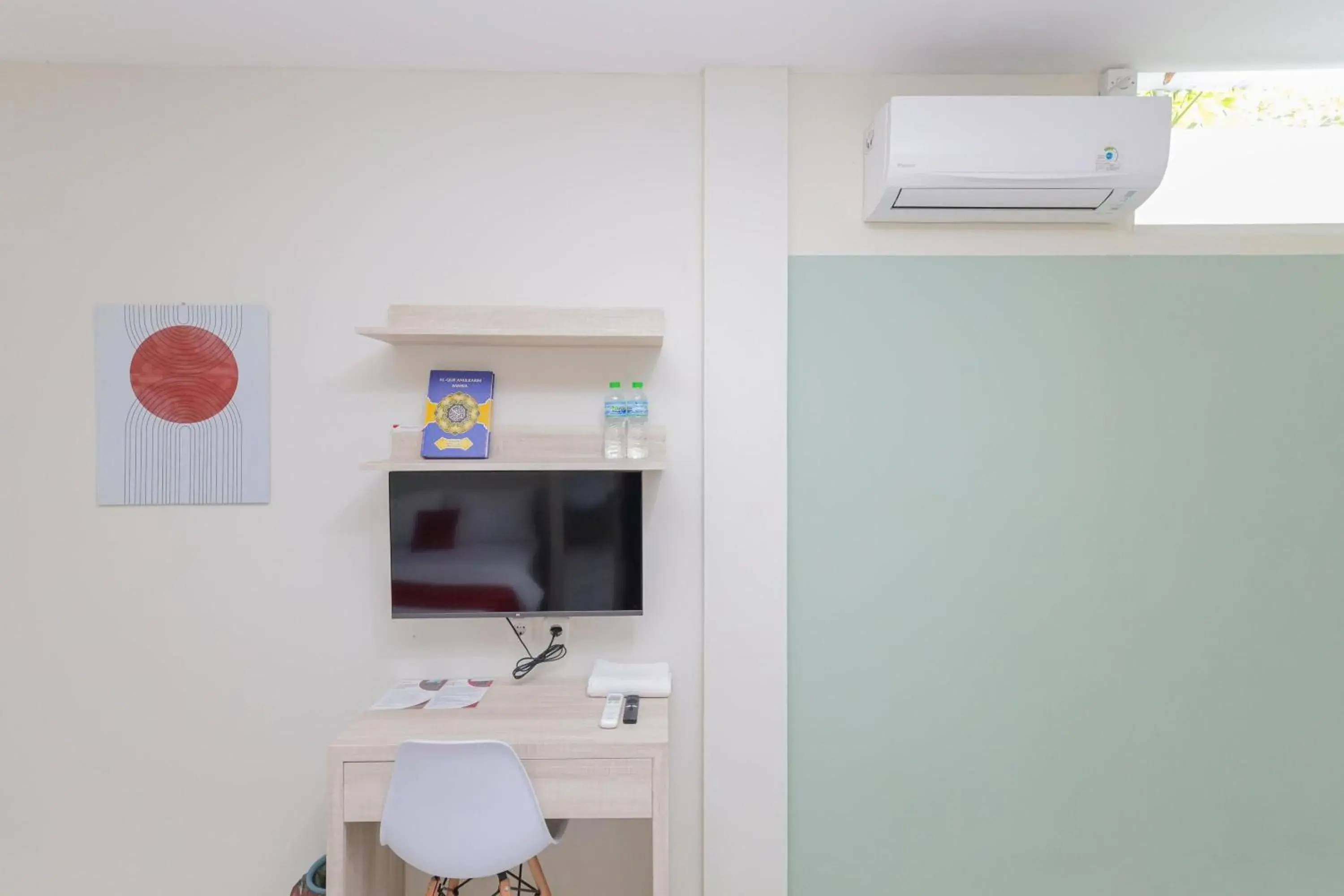 Family Room in RedDoorz Syariah near GOR Bung Karno Nganjuk Family Room in RedDoorz Syariah near GOR Bung Karno Nganjuk