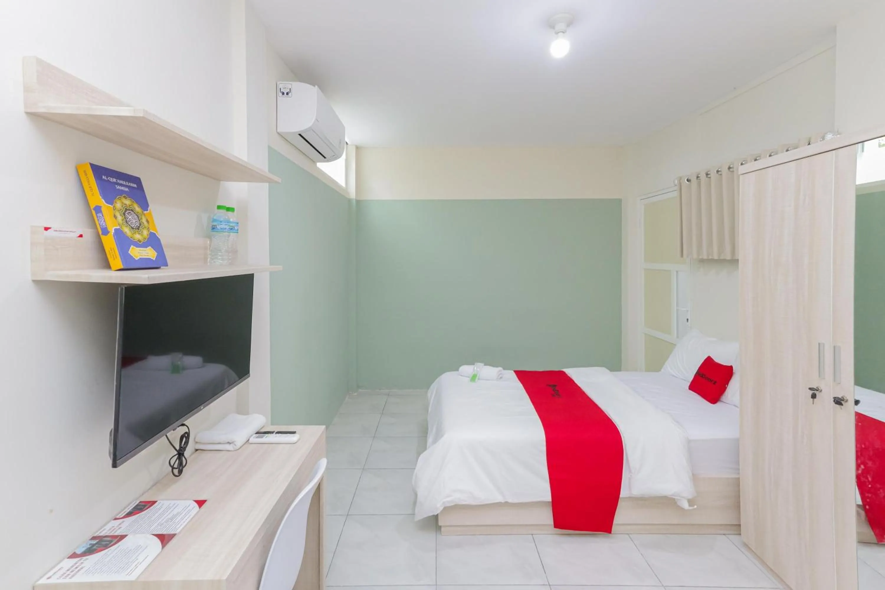 Bedroom, Bed in RedDoorz Syariah near GOR Bung Karno Nganjuk