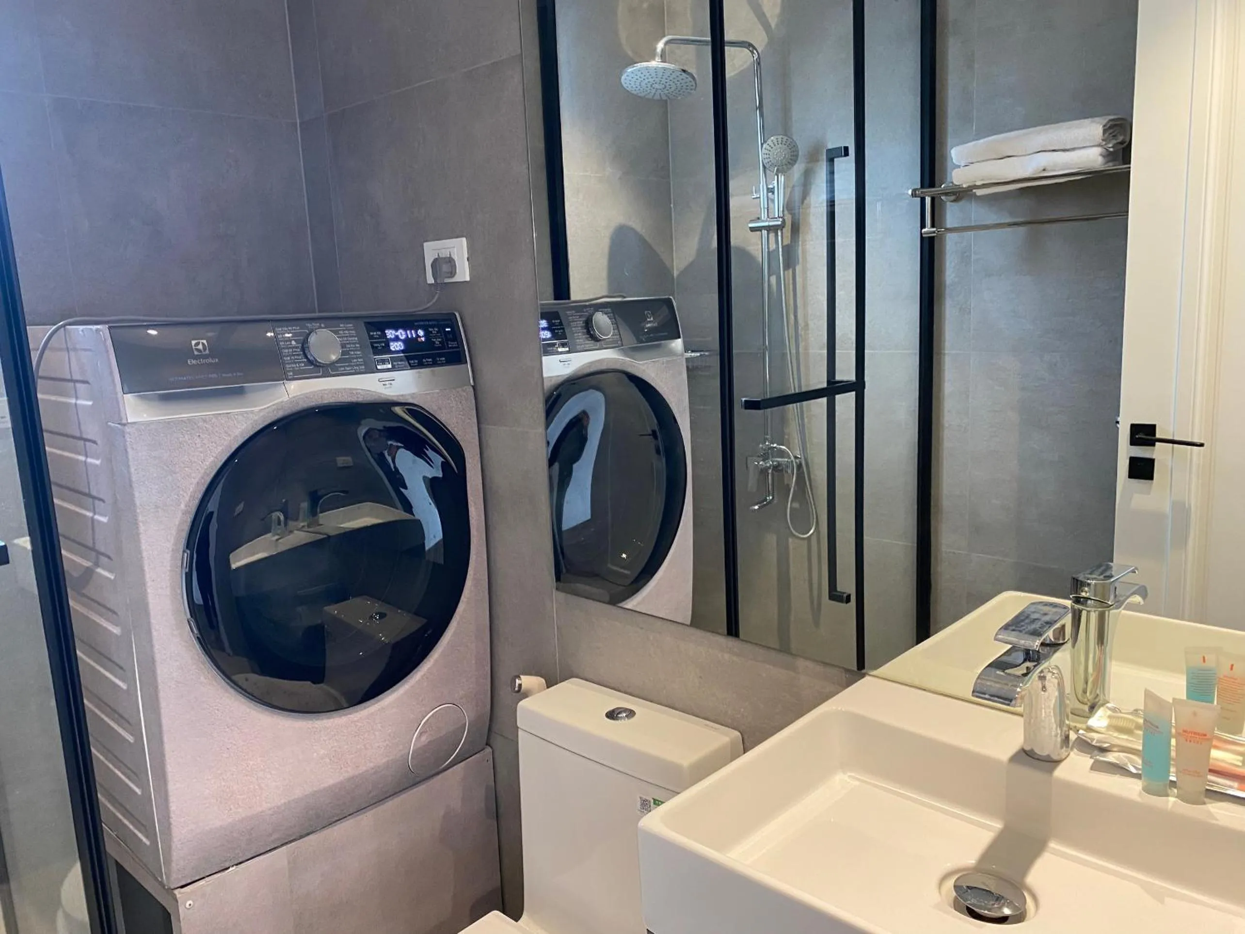 washing machine in Luxe Paradise Residence 88 Tu Hoa