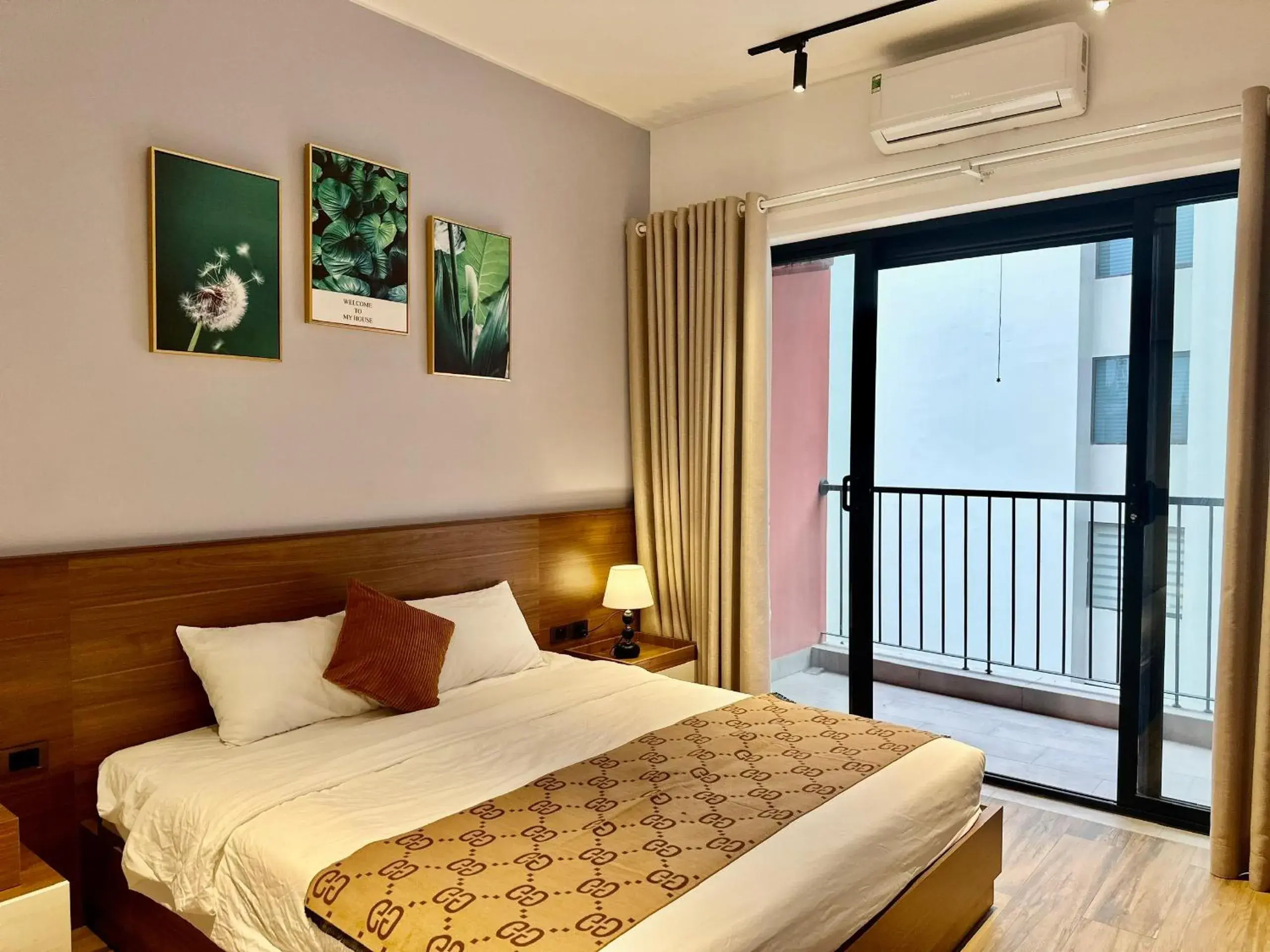 One-Bedroom Apartment with Lake View in Luxe Paradise Residence 88 Tu Hoa One-Bedroom Apartment with Lake View in Luxe Paradise Residence 88 Tu Hoa