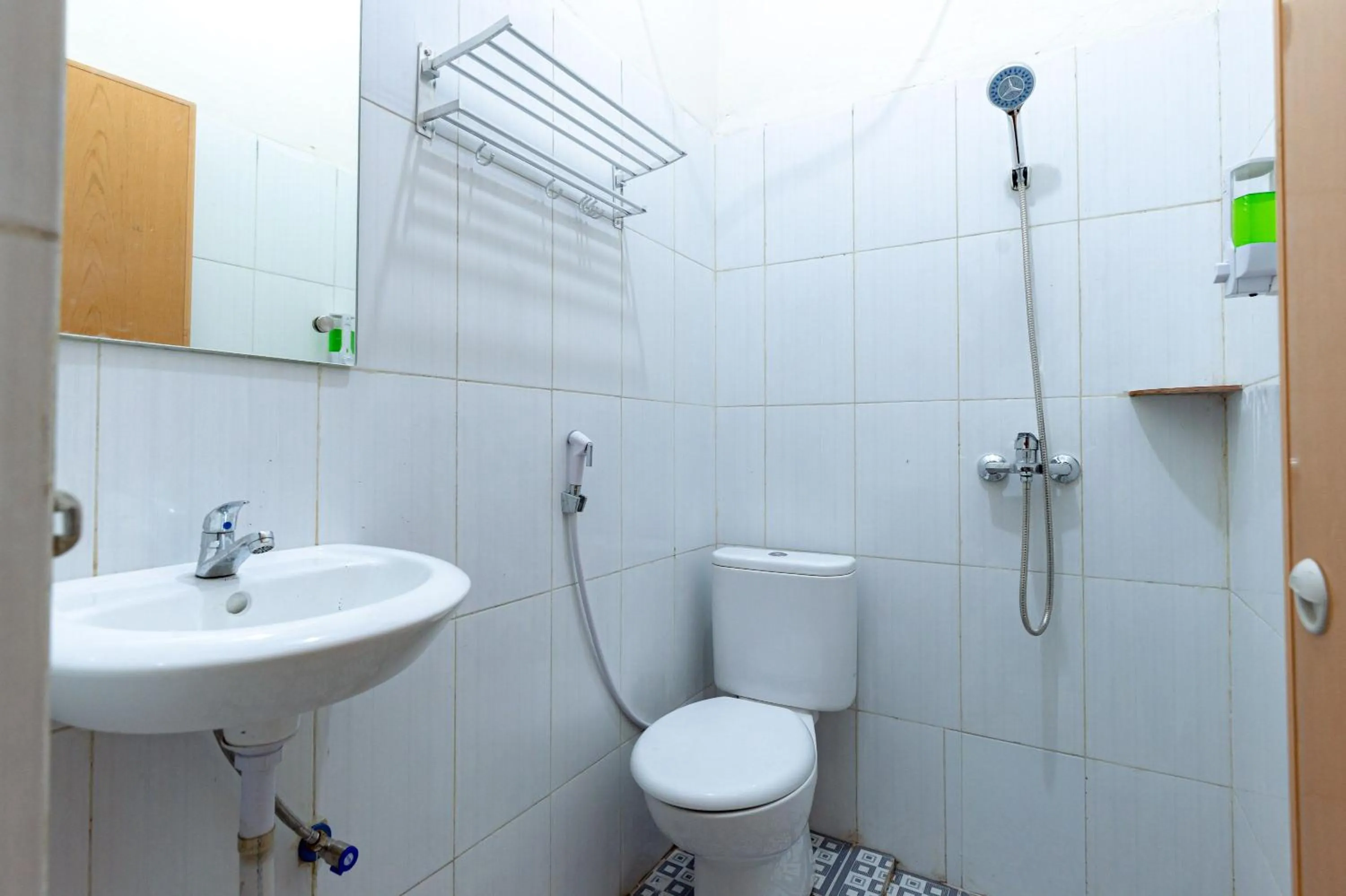 Bathroom in RedDoorz @ Simpang Pemda Medan