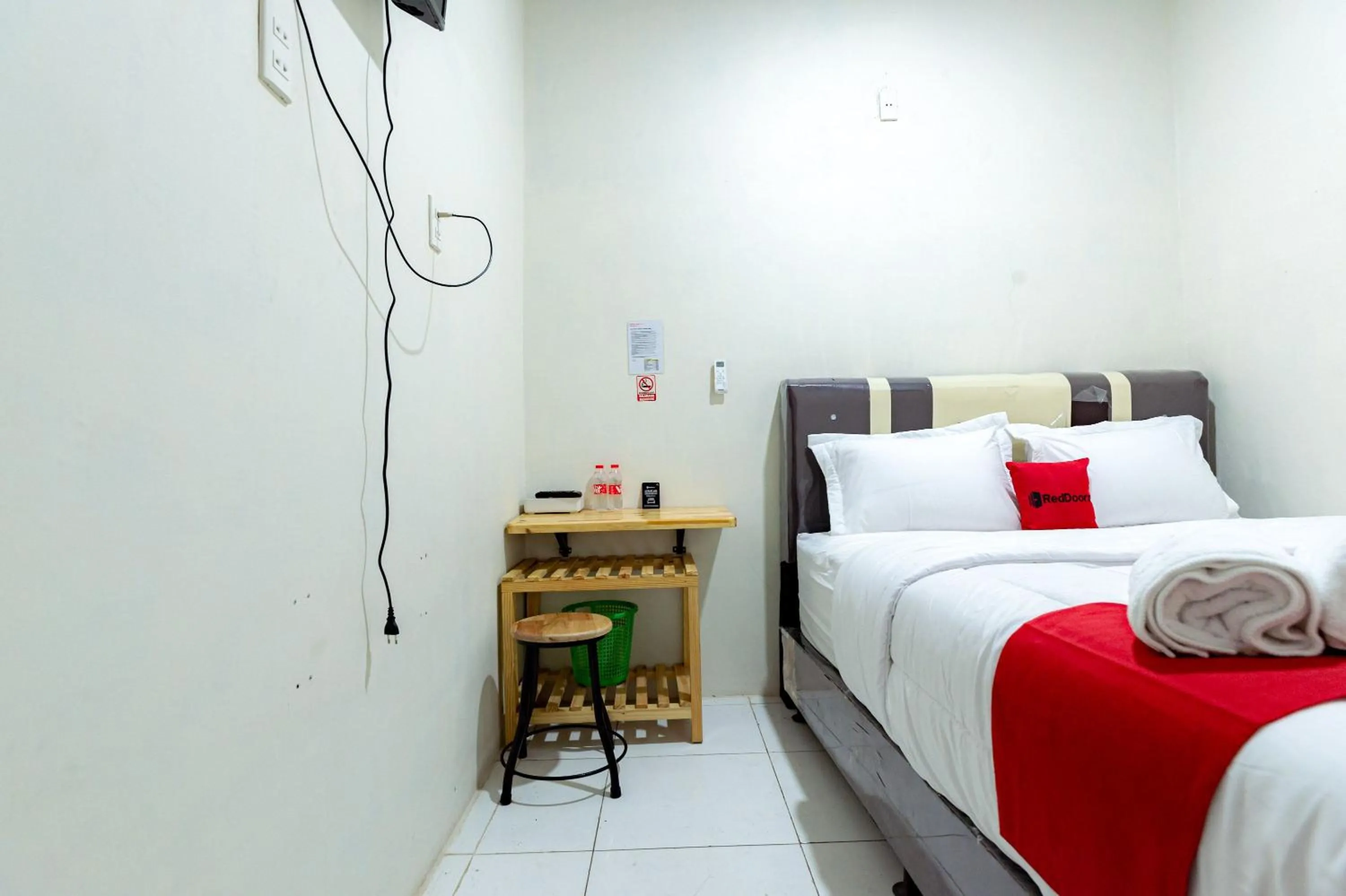 Bedroom, Bed in RedDoorz @ Simpang Pemda Medan