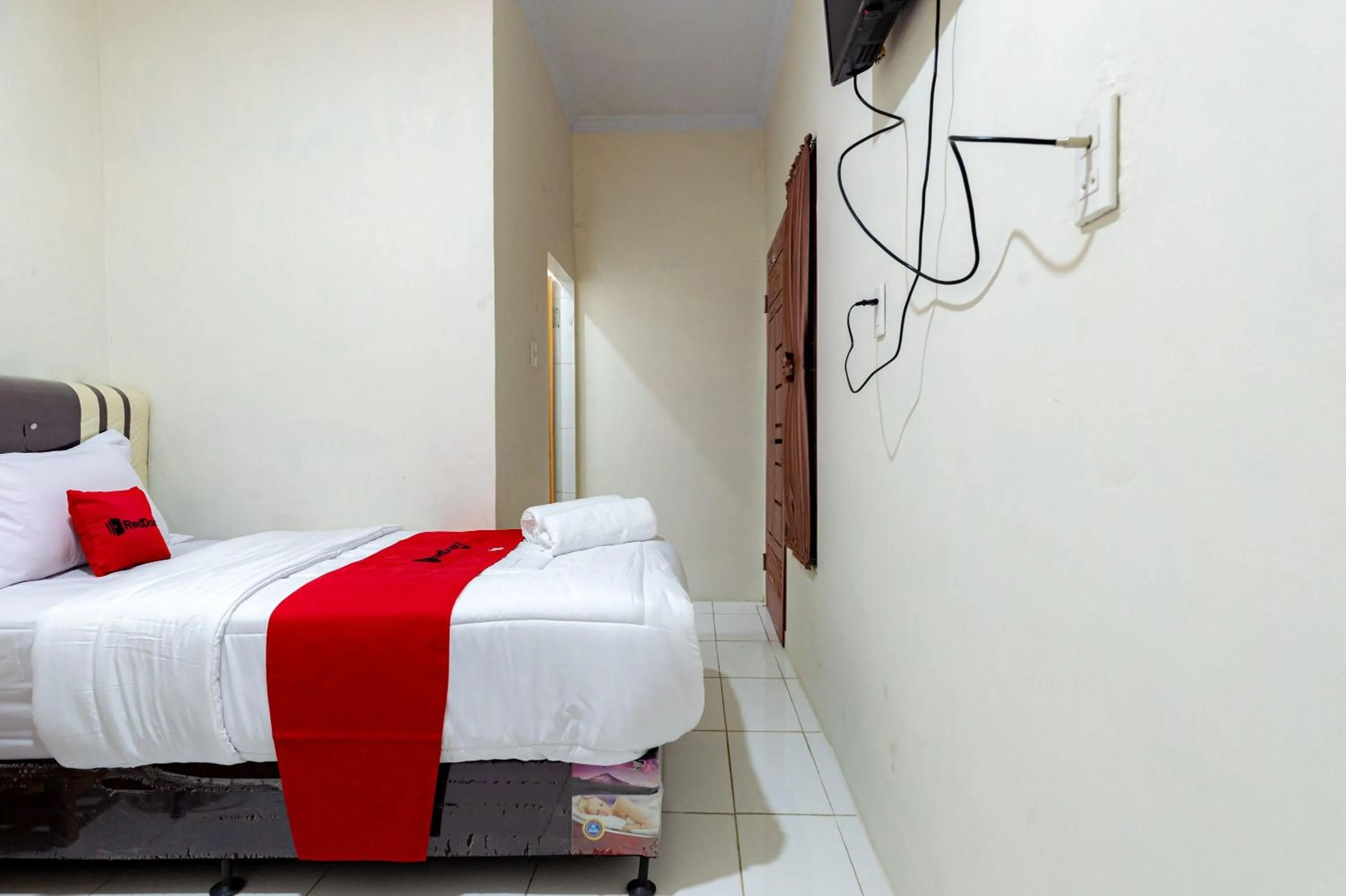 Bedroom, Bed in RedDoorz @ Simpang Pemda Medan
