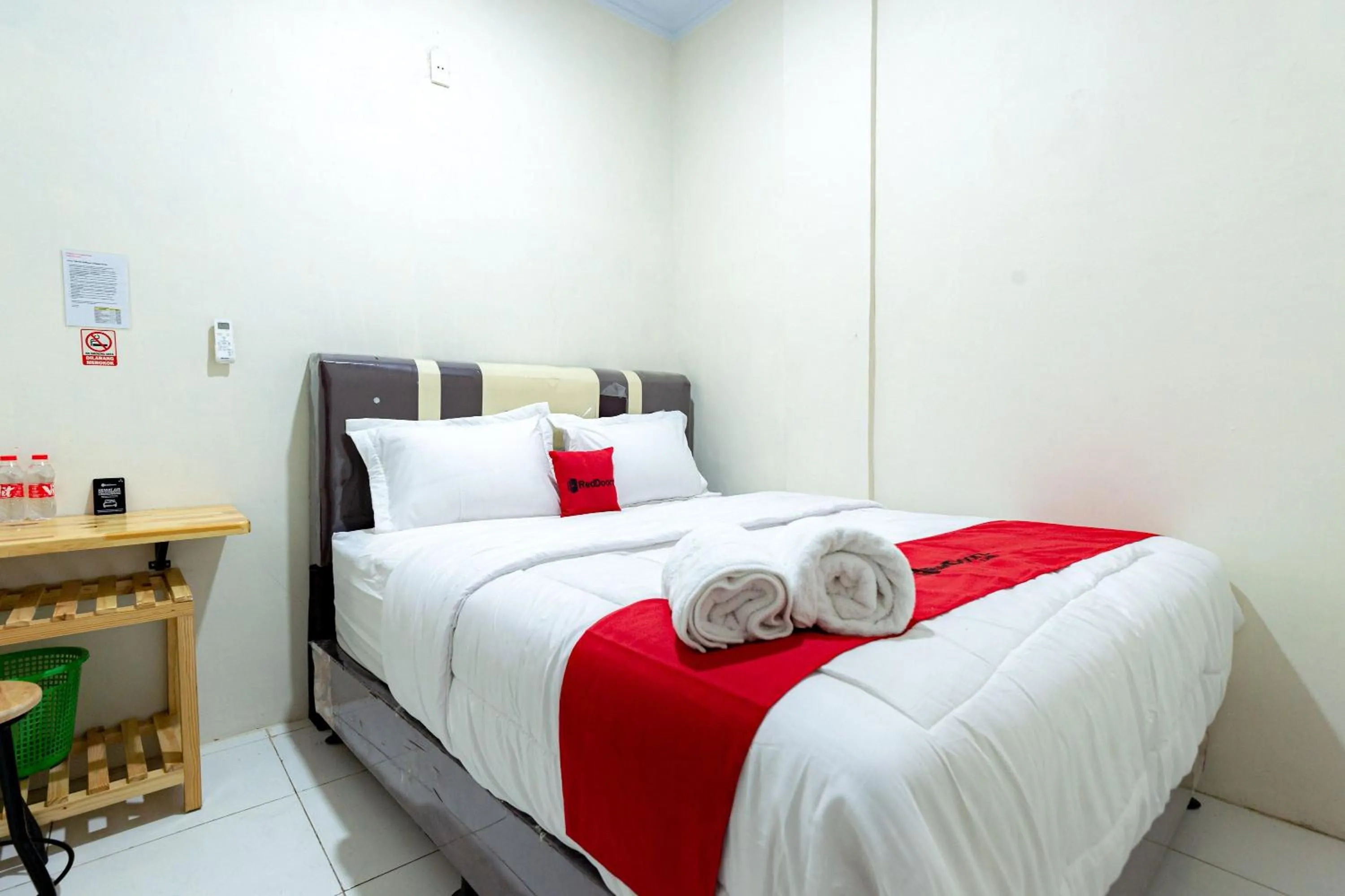 Bedroom, Bed in RedDoorz @ Simpang Pemda Medan