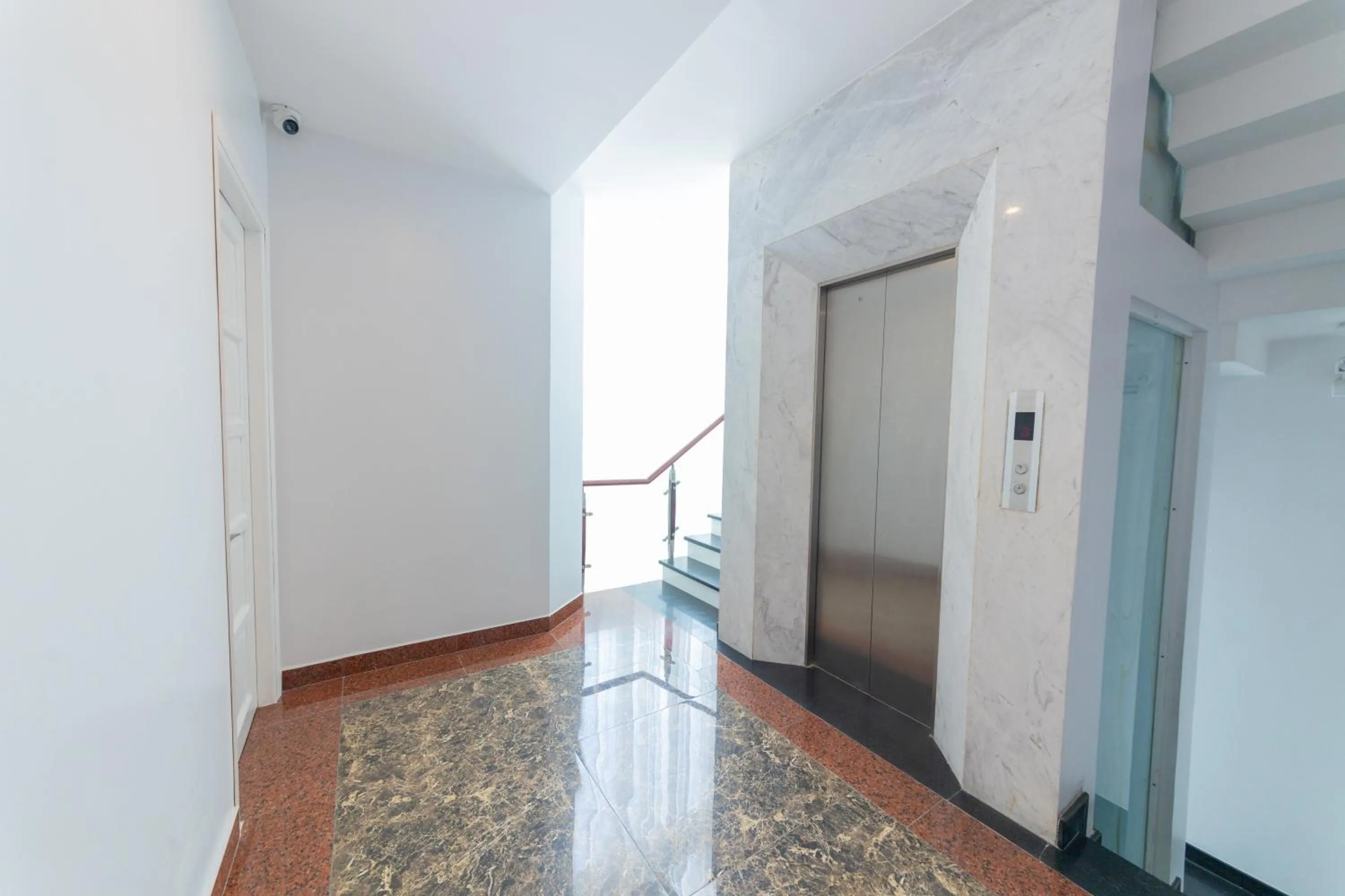 elevator in Yen Nam Hotel Nguyen Thai Son