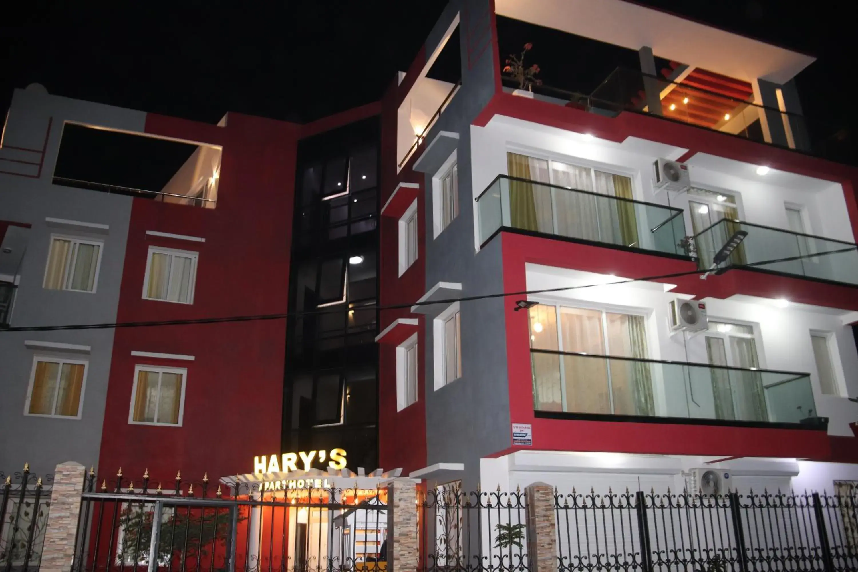 Facade/entrance in Hary's Aparthotel Facade/entrance in Hary's Aparthotel