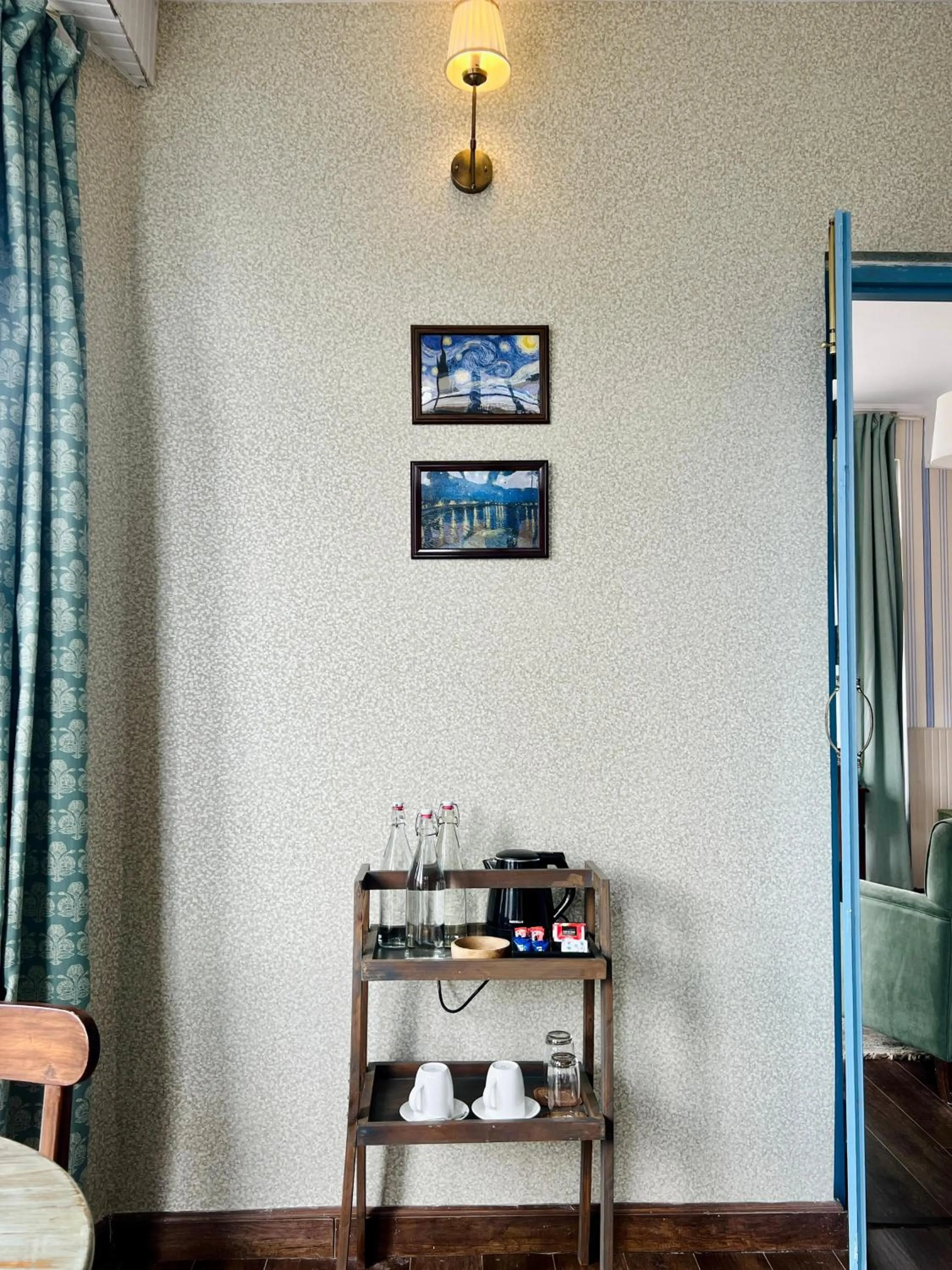 Coffee/tea facilities in Faraway Cottages, Auli