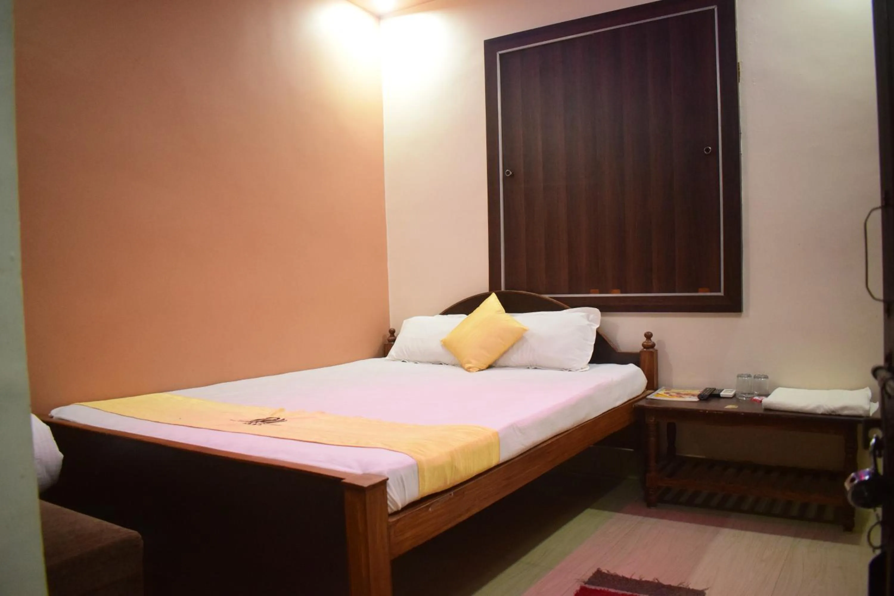 Photo of the whole room, Bed in Hotel Shakuntla Palace