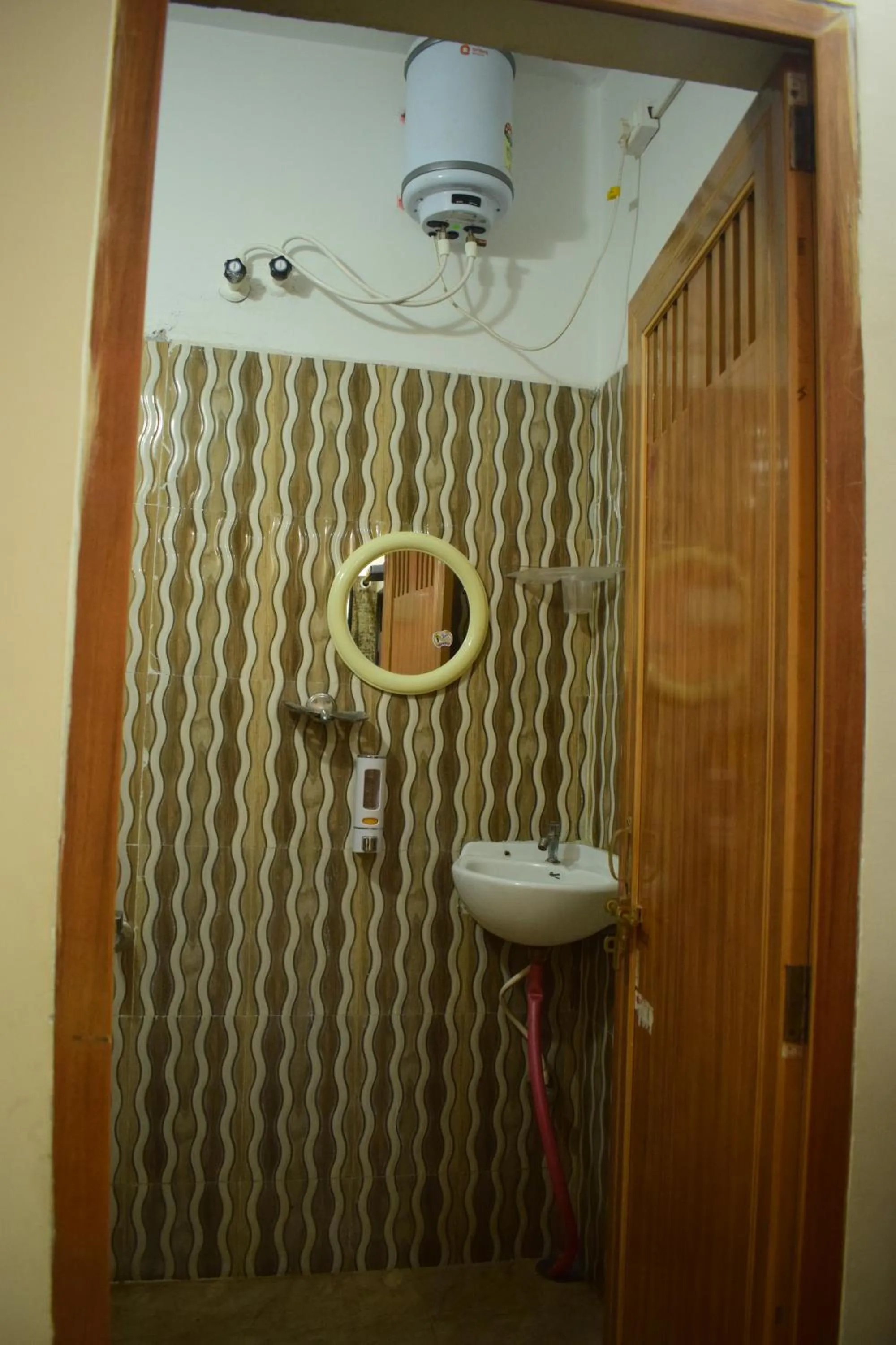 Shower in Hotel Shakuntla Palace