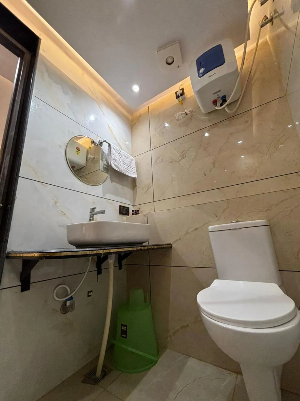 Shower in Hotel Shakuntla Palace