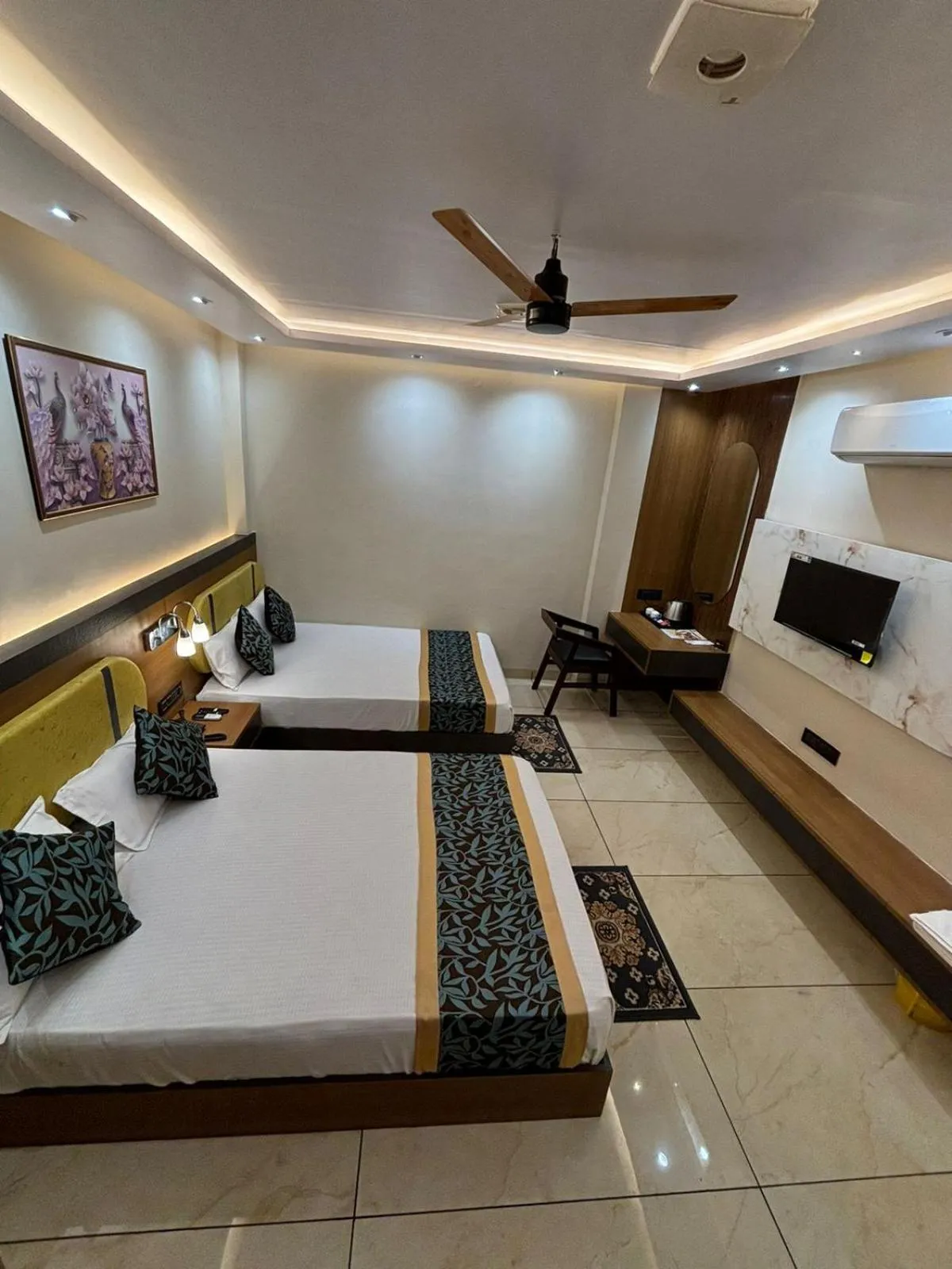 Communal lounge/ TV room, Bed in Hotel Shakuntla Palace