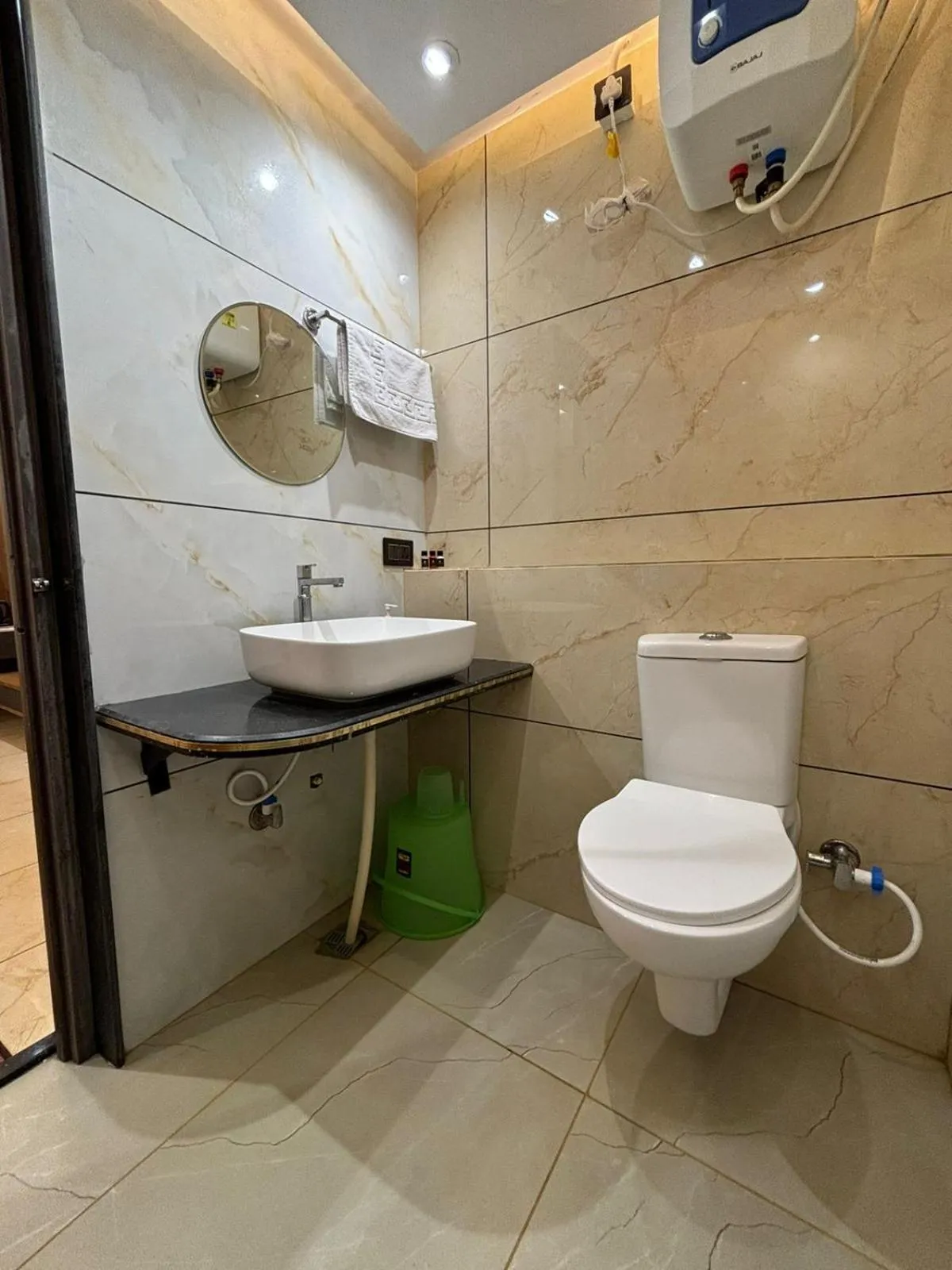 Shower in Hotel Shakuntla Palace