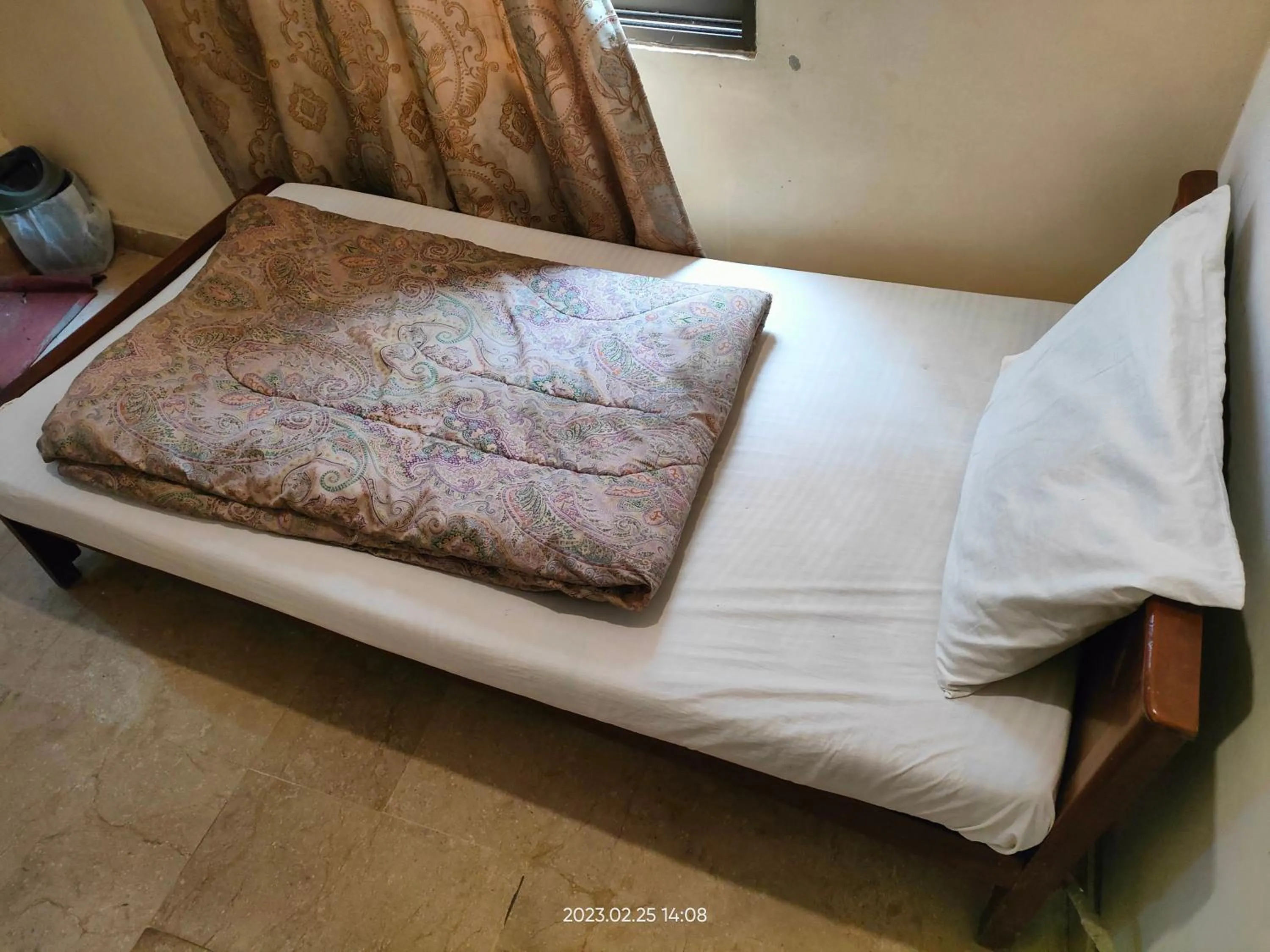 Bed in Al Sakhawat Hotel